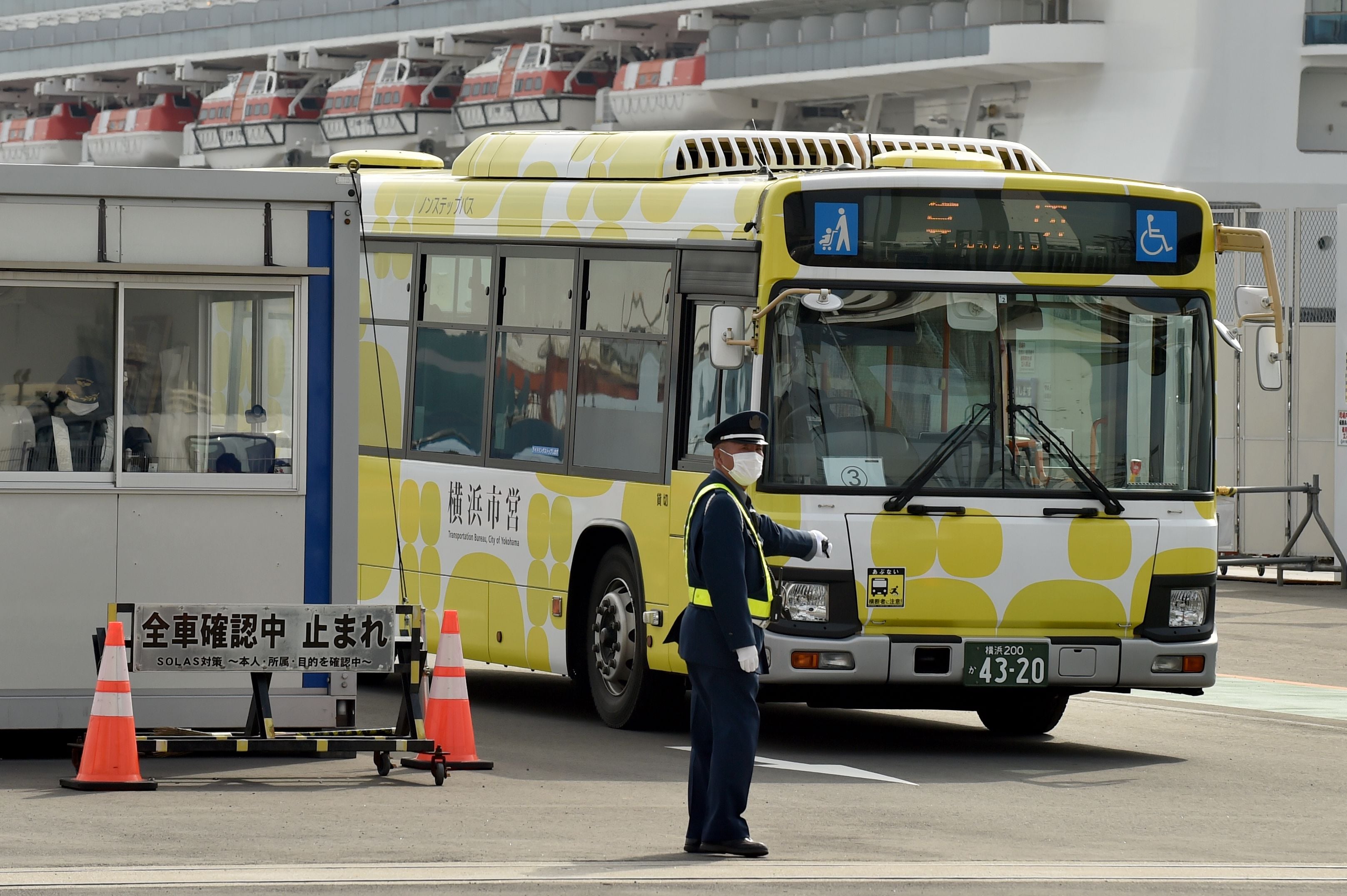Bus yang mengangkut penumpang kapal pesiar Diamond Princess meninggalkan dermaga Yokohama, Jepang.