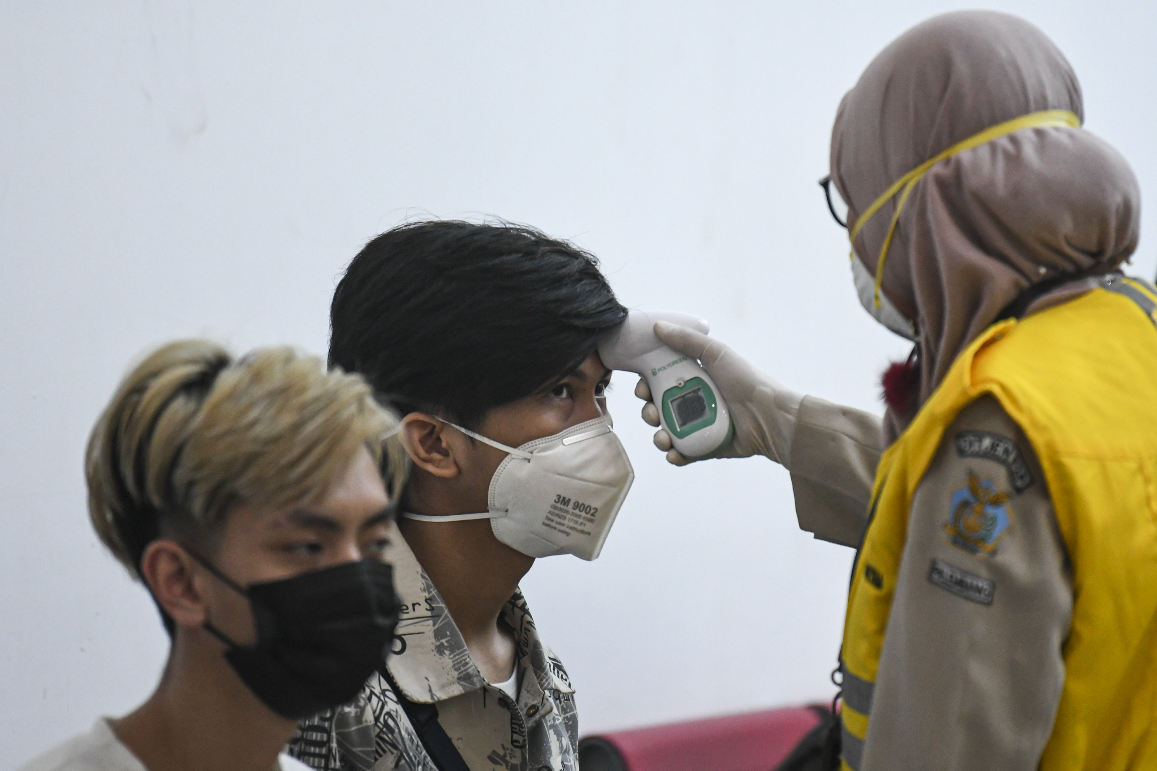  Untuk mengantisipasi penyebaran virus Corona,  mahasiswa  diperiksa petugas kesehatan  dengan memindai suhu tubuh (thermoscan)