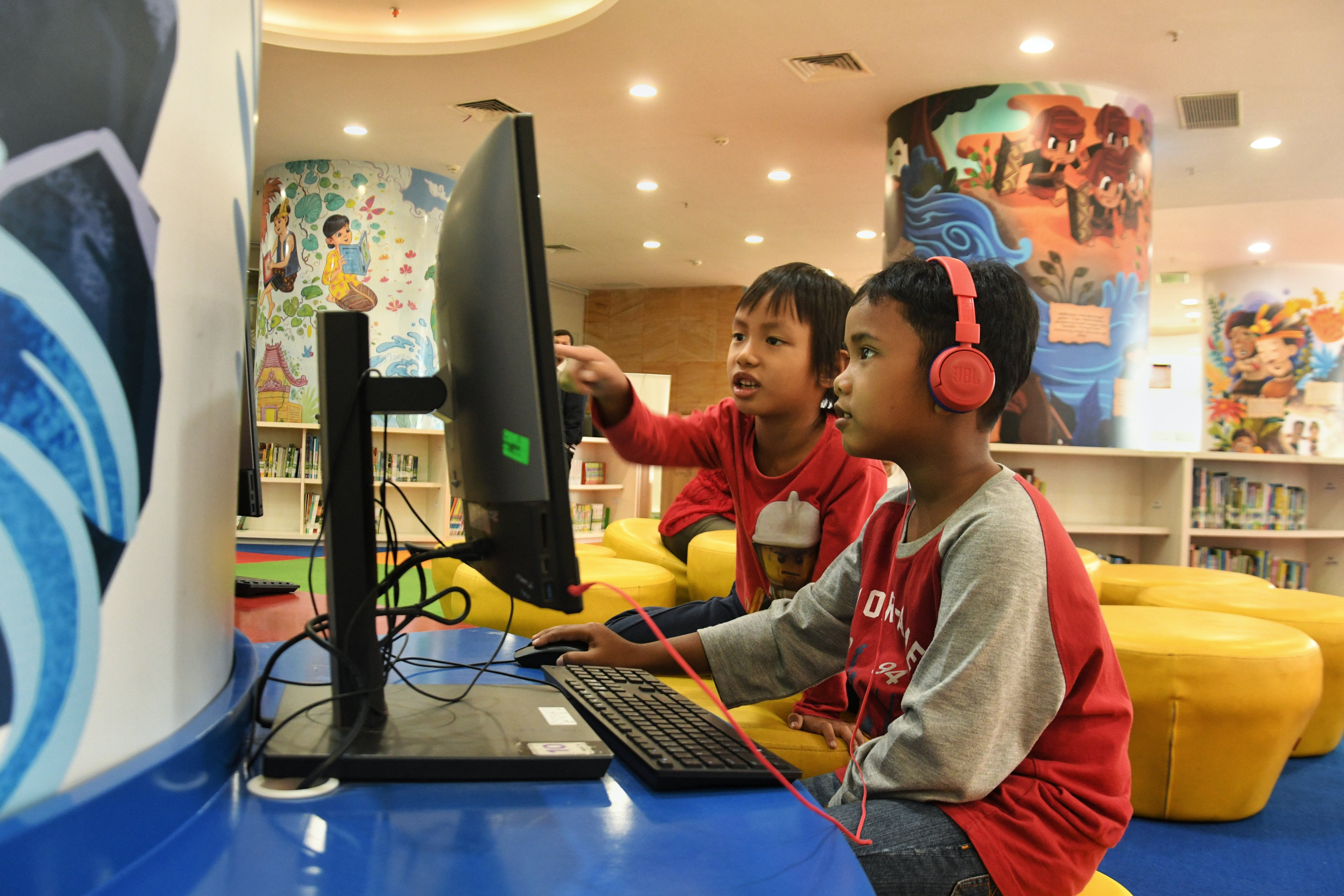 Sejumlah anak melakukan aktivitas di Ruang Layanan Anak Perpustakaan Nasional, Jakarta.