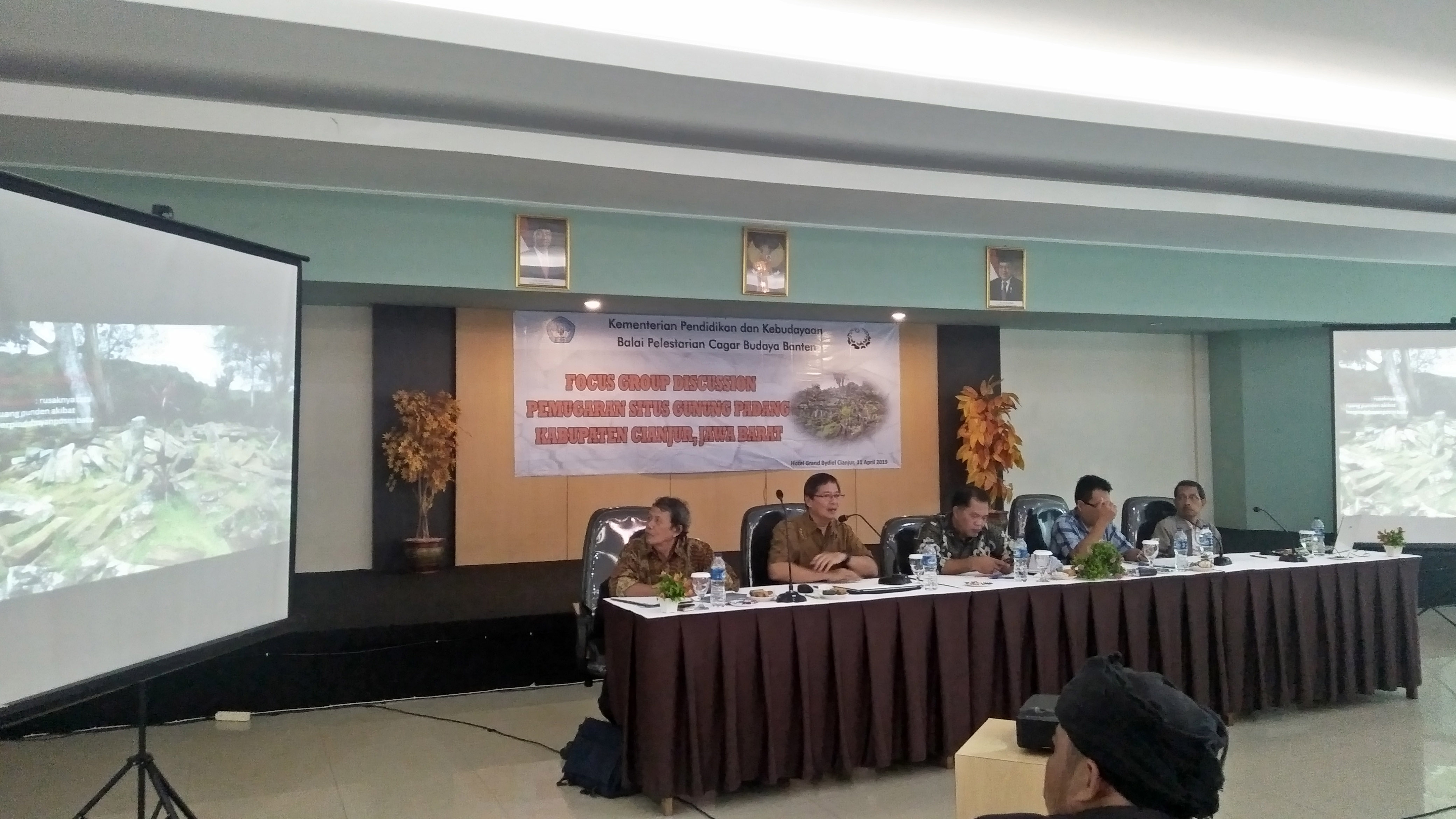 Sejumlah narasumber memberikan materi dalam kegiatan Forum Group Discussion bertema pemugaran Gunung Padang.