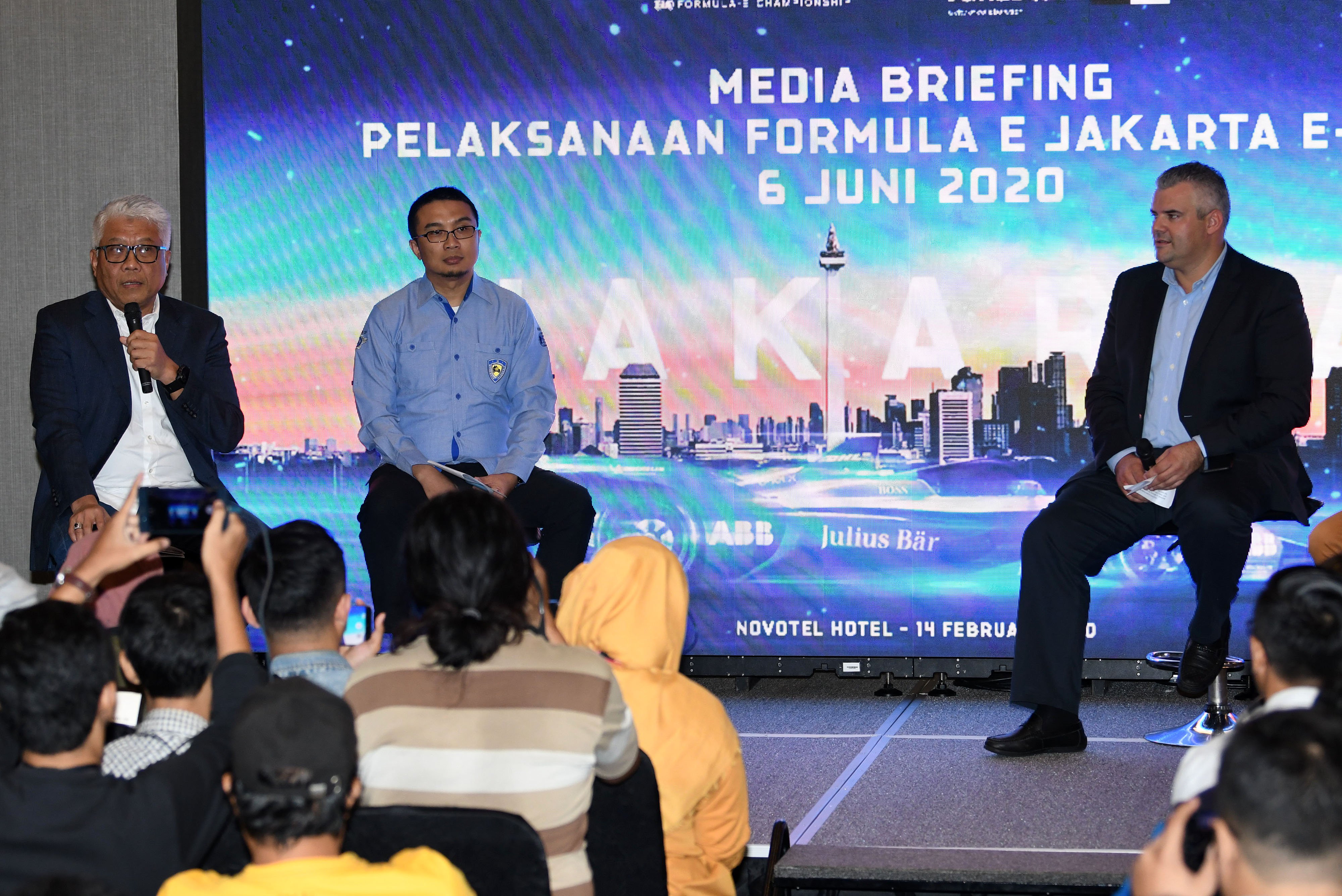 Dirut PT Jakpro Dwi Wahyu Daryoto (kiri) didampingi Ketum IMI Pusat Sadikin Aksa dan perwakilan Formula E Operation Nuno Fernandez.