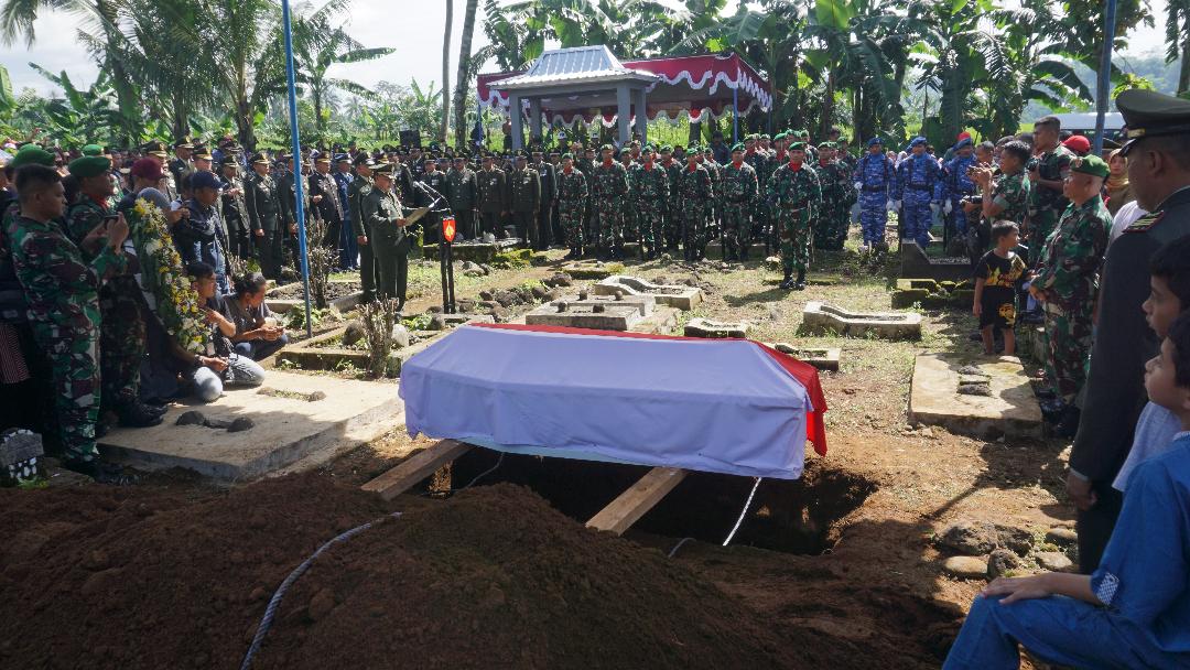 Pemakaman Sertu Anumerta Dita Ilham Primojati di Desa Kemutug Kidul, Kecamatan Baturraden.