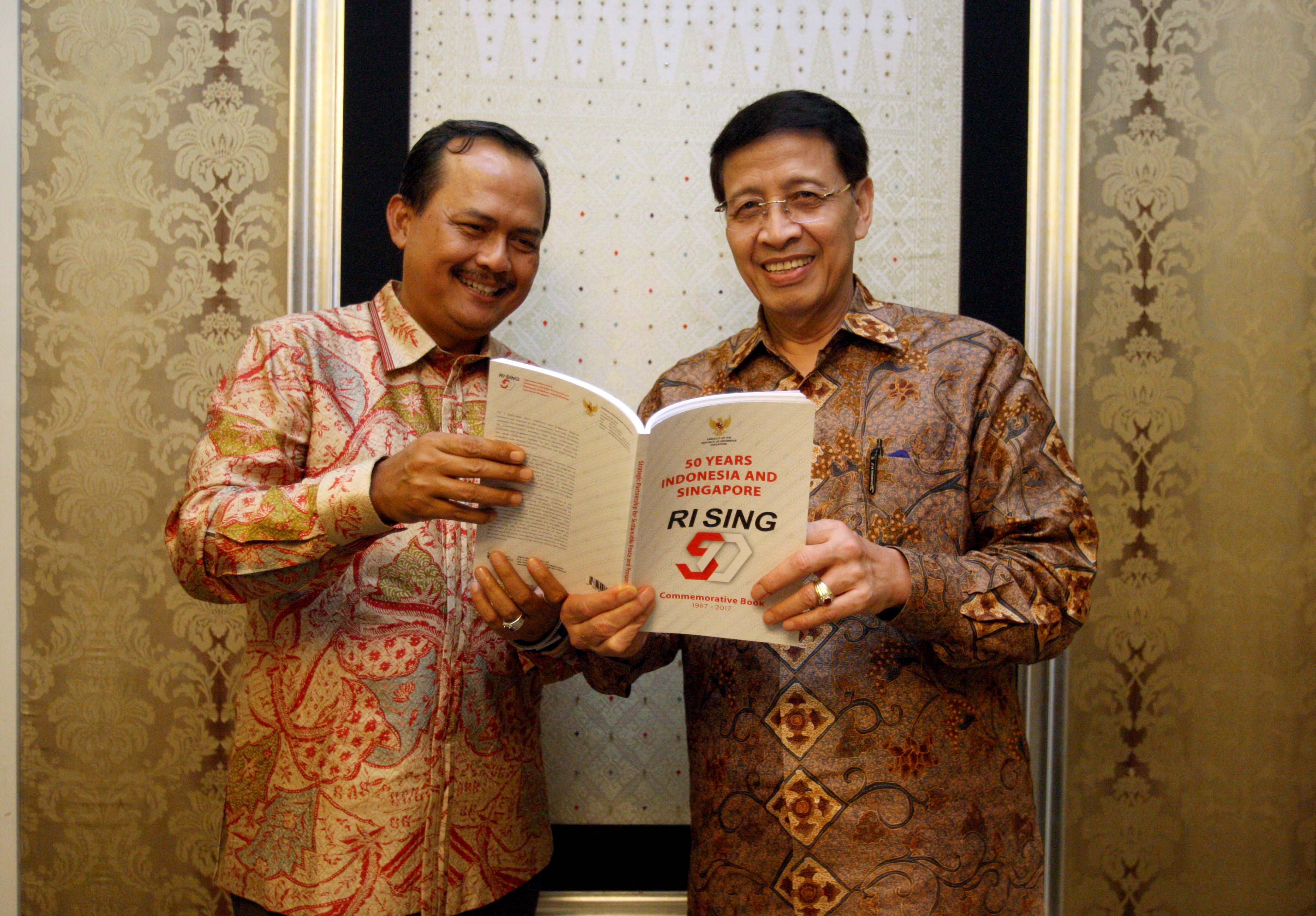 Duta Besar RI untuk Singapura, I Gede Ngurah Swajaya (kiri), memegang buku RISING 50 saat peluncuran di Jakarta.