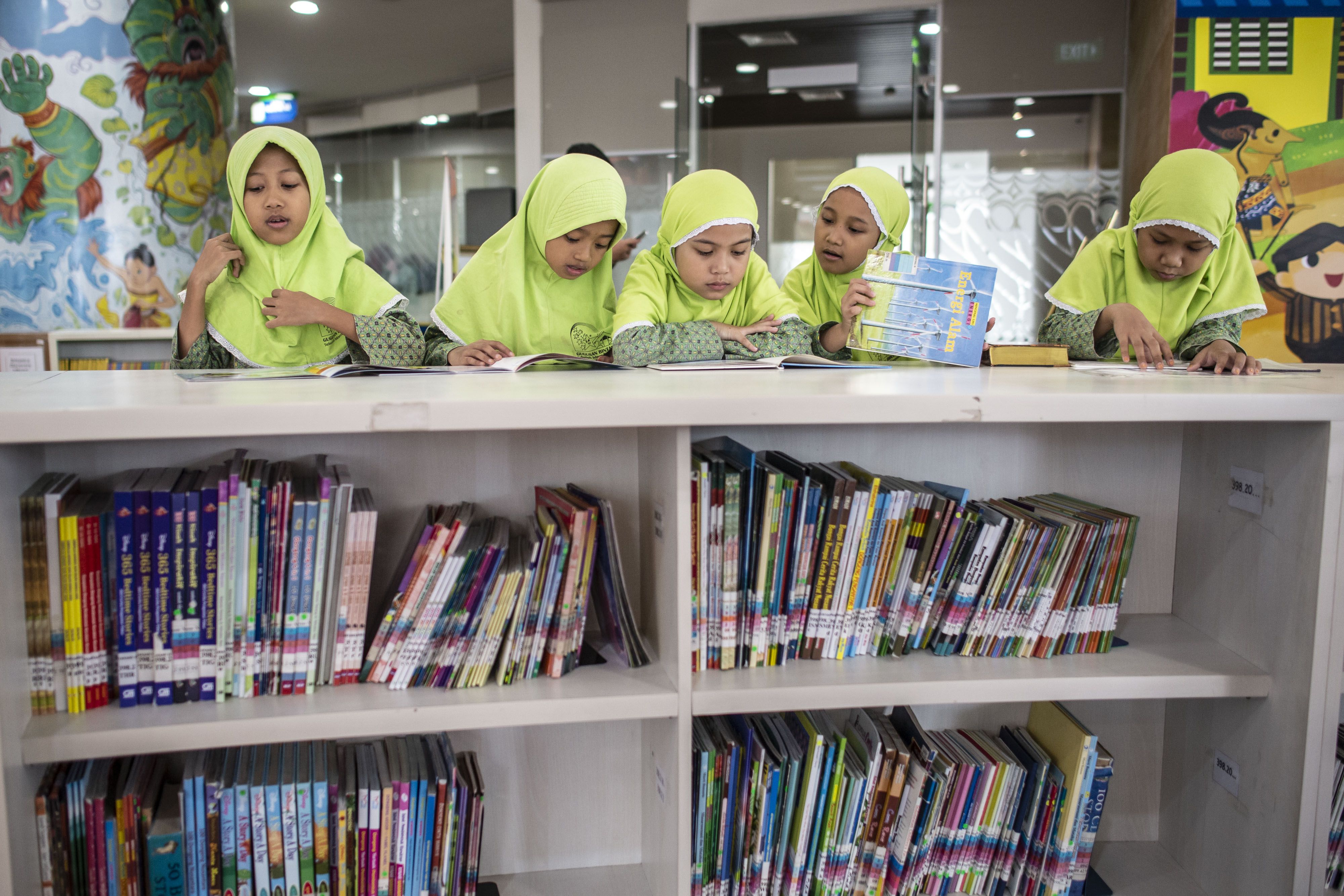Pelajar membaca buku di Perpustakaan Nasional, Jakarta, Selasa (18/2/2020). 