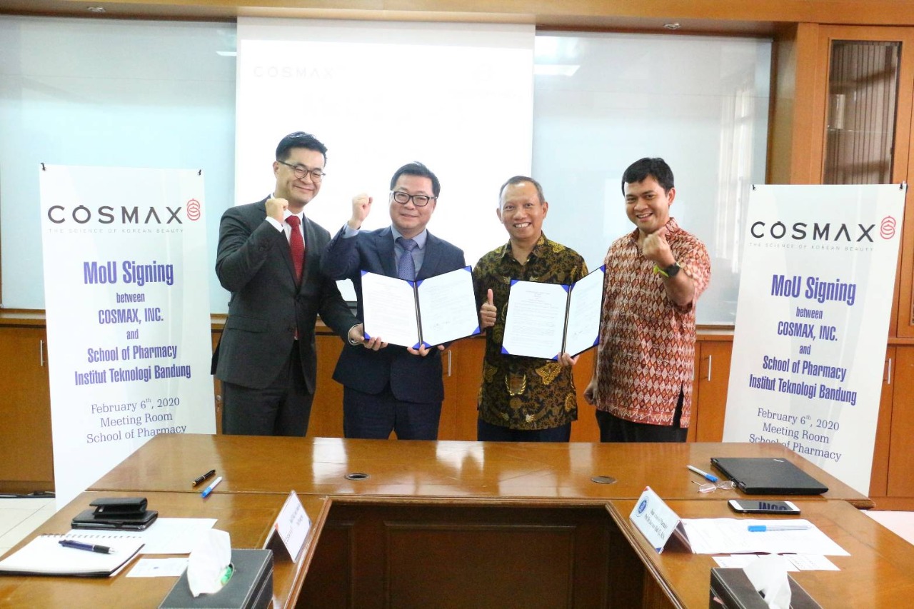 Kesepakatan joint research ditandatangangi PT Cosmax Indonesia dan Sekolah Farmasi ITB di Kampus ITB, Bandung, pada Kamis (6/2).