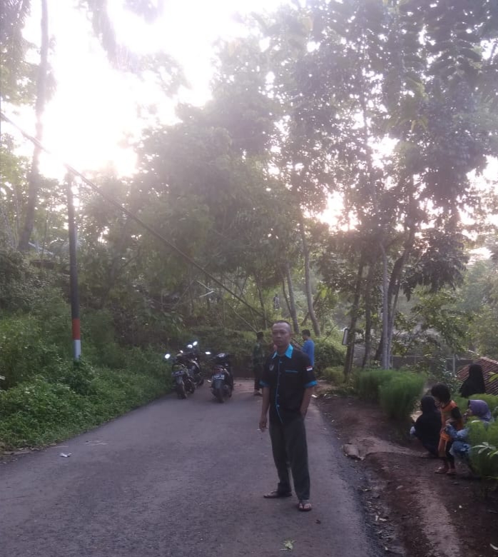 Dampak longsor yang menutup jalan