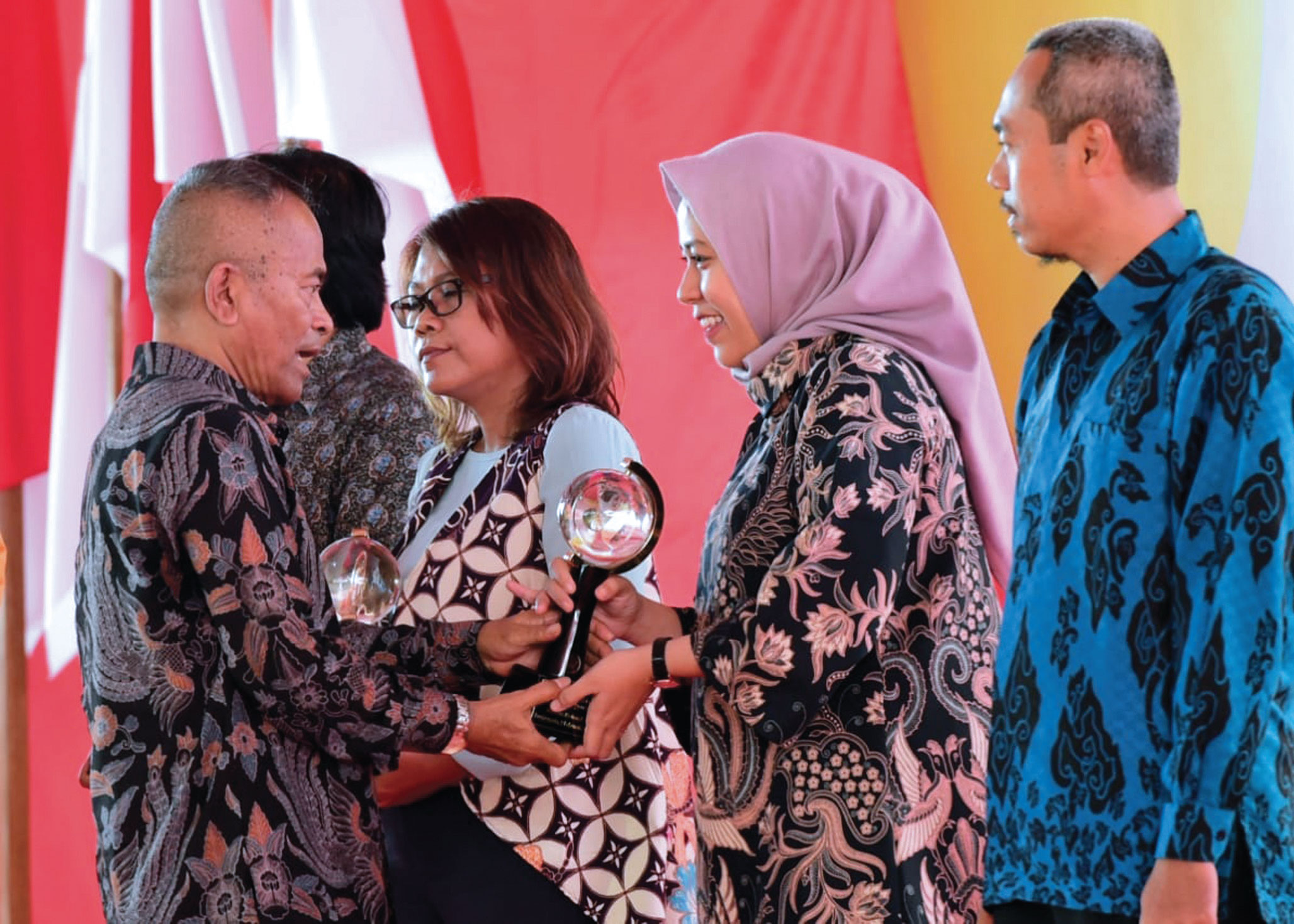 Rahdhini Ikaningrum (ketiga dari kanan) jurnalis Metro TV meraih Anugerah Jurnalistik Adinegoro untuk kategori indepth reporting media TV