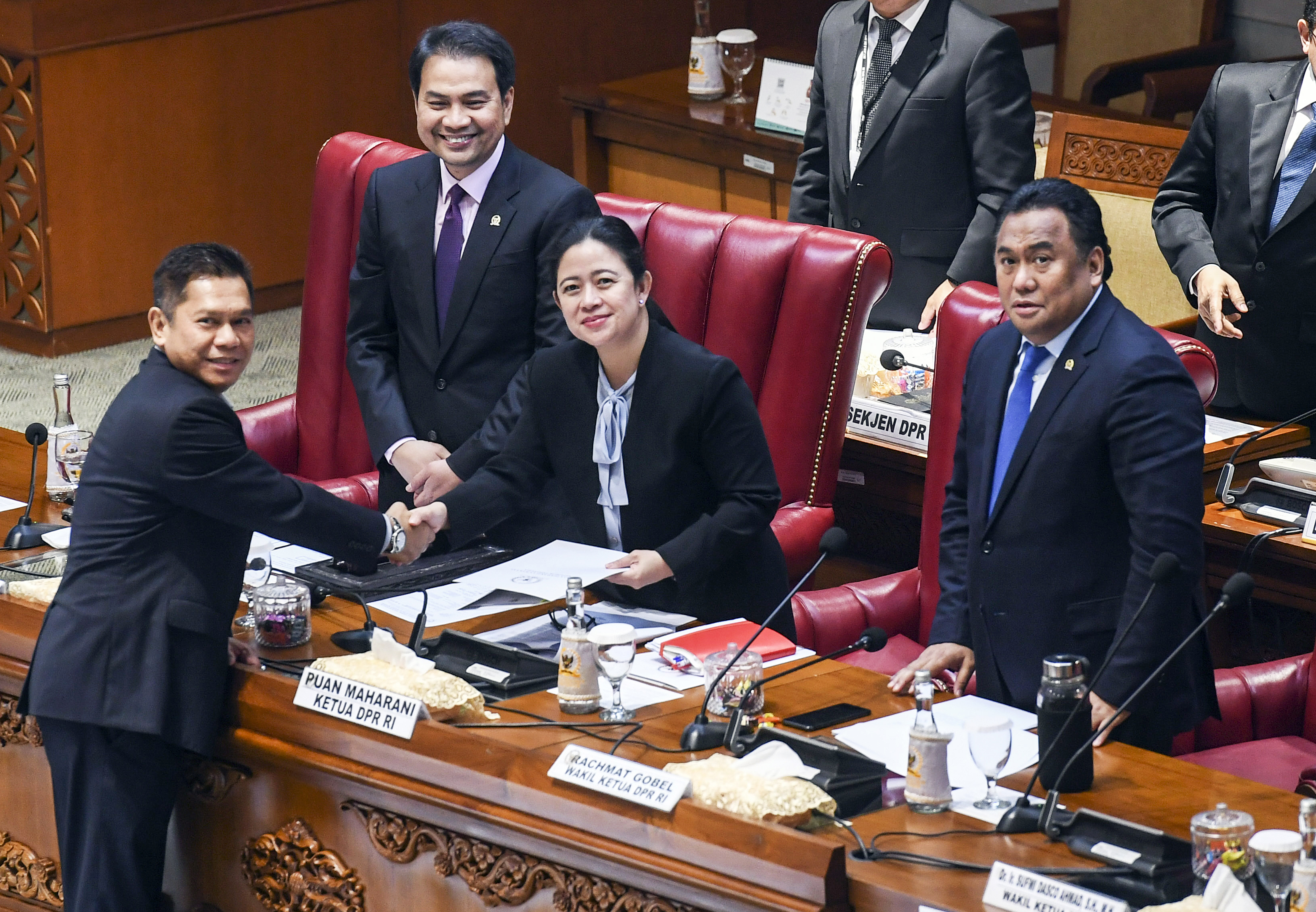 Ketua DPR, Puan Maharani, menerima laporan dari Wakil Ketua Komisi III DPR, Adies Kadir, saat rapat paripurna di Kompleks Parlemen Jakarta.