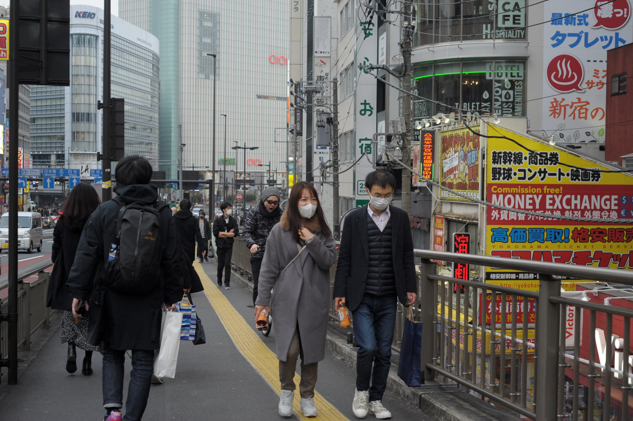 Warga beraktivitas memakai masker di Shinjuku, Tokyo, Jepang, Sabtu (15/2/2020).