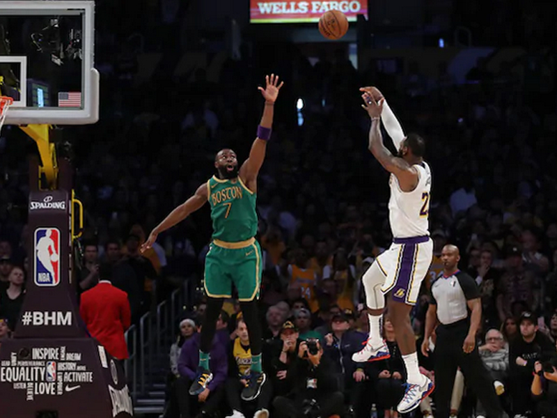Lemparan LeBron James yang menjadi penentu kemenangan Los Angeles Lakers atas Boston Celtics
