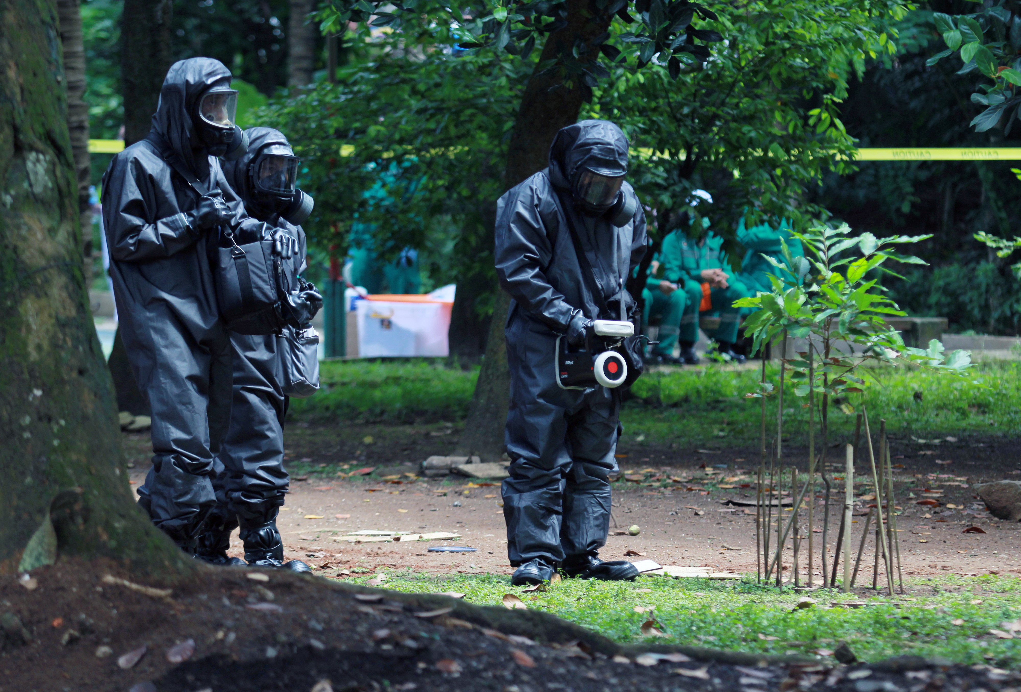 Gegana Brimob Mabes Polri melakukan dekontaminasi terhadap paparan tinggi radioaktif di Perumahan Batan Indah, Serpong, Minggu (15/2).