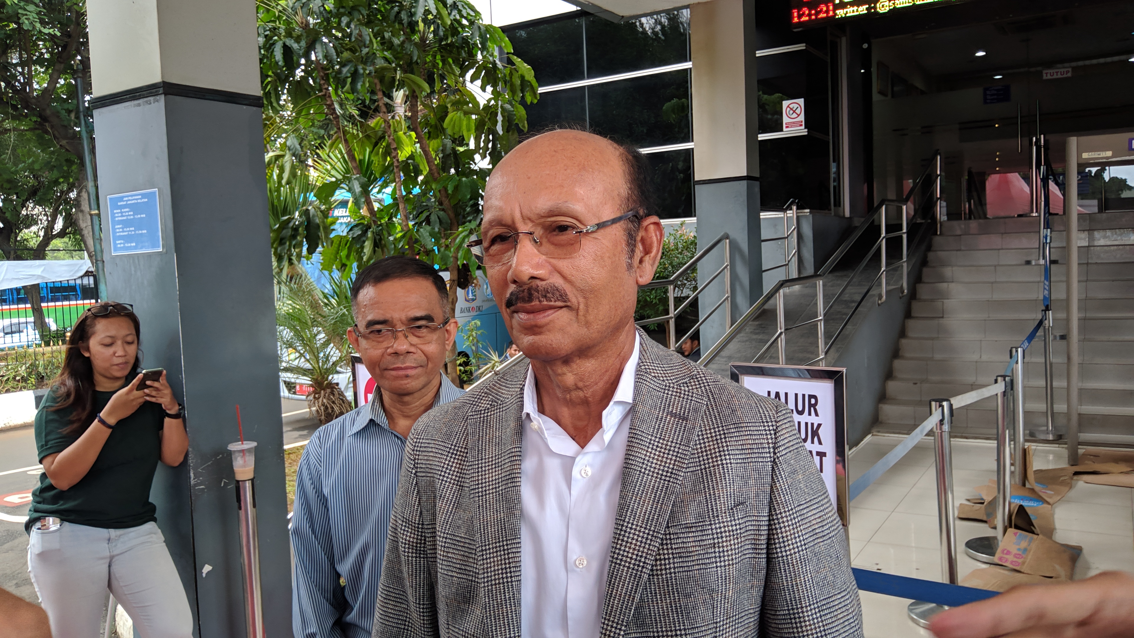 Kuasa Hukum Benny Tjokro, Muchtar Arifin, menyambangi Polda Metro Jaya untuk melaporkan Dirut Jiwasraya, Hexana Tri Sasongko.