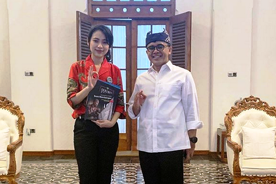 Institut Teknologi dan Bisnis ASIA, Malang, Risa Santoso bersama Bupati Banyuwangi, Abdullah Azwar Anas 