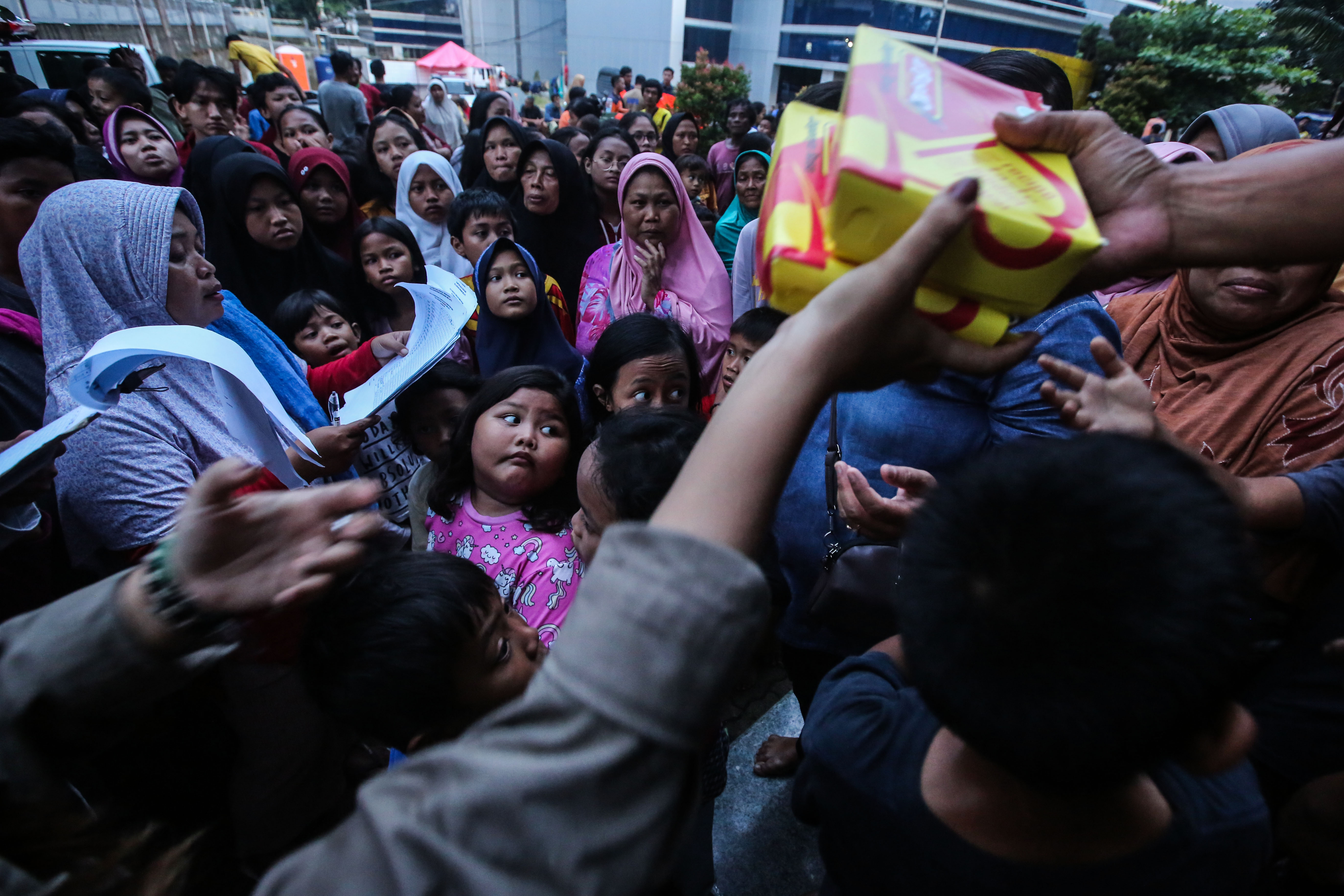  Warga korban banjir antre mendapatkan jatah makan saat mengungsi di Masjid Universitas Borobudur, Jakarta, Selasa (25/2/2020). 