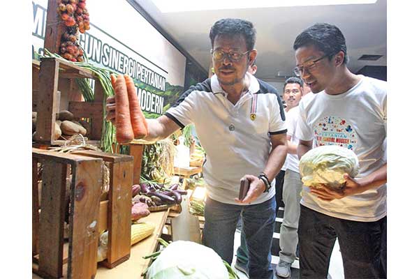 Menteri Pertanian Syahrul Yasin Limpo menyaksikan produk pertanian dari petani muda (milenial) di Gedung Kementan, Ragunan, Jakarta, (31/1).