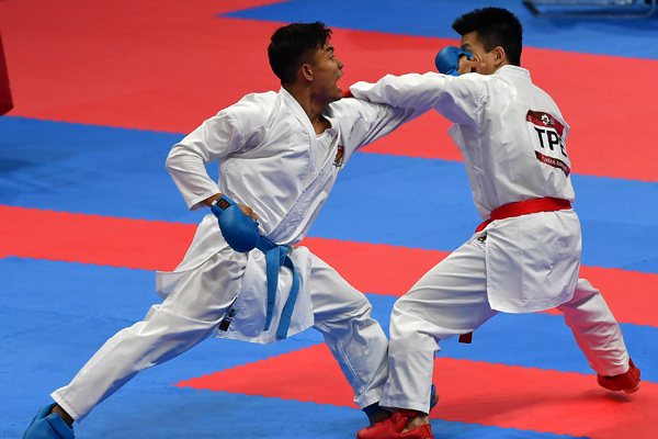 Karateka Indonesia Sandy Firmansyah (kiri) melawan karateka Chinese Taipei Weichun Hsu pada Karate putra Kumite -75kg final enambelas besar 