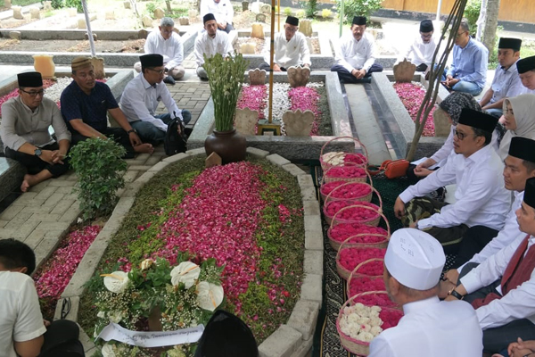 Pengurus DPP Partai NasDem dan DPW Partai NasDem Jatim melakukan ziarah kejumlah makam kiai di tiga Pondok Pesantren di Jombang, Jawa Timur.