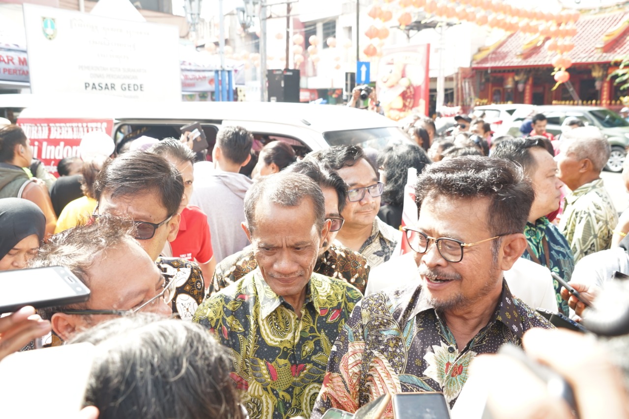 Mentan Syahrul Yasin Limpo saat melepas 10 kendaraan pengangkut bawang putih dan cabai dalam rangkaian gelar pasar murah.