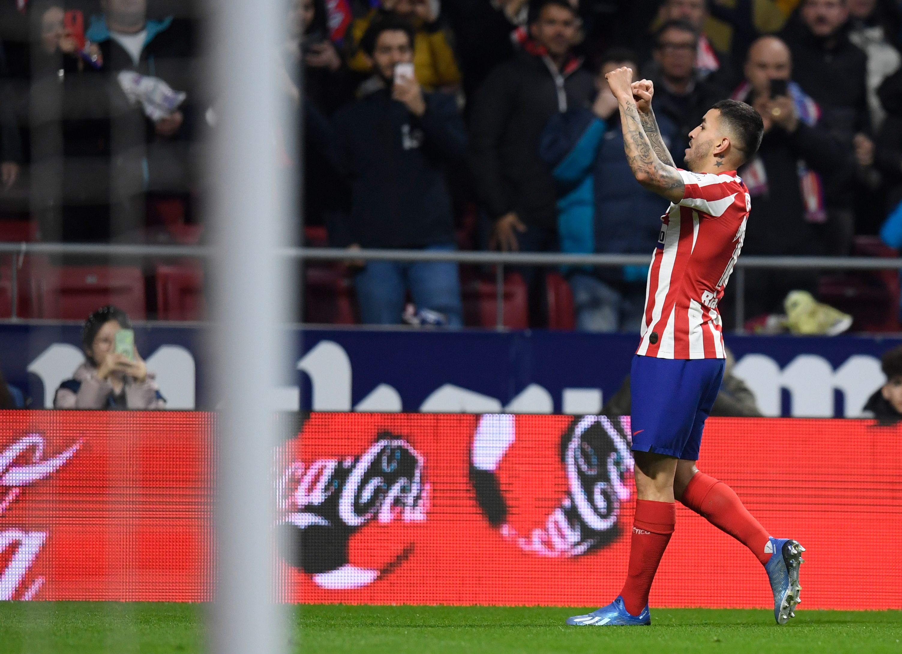 Penyerang Atletico Madrid Angel Correa merayakan golnya ke gawang Granada di laga lanjutan La Liga.