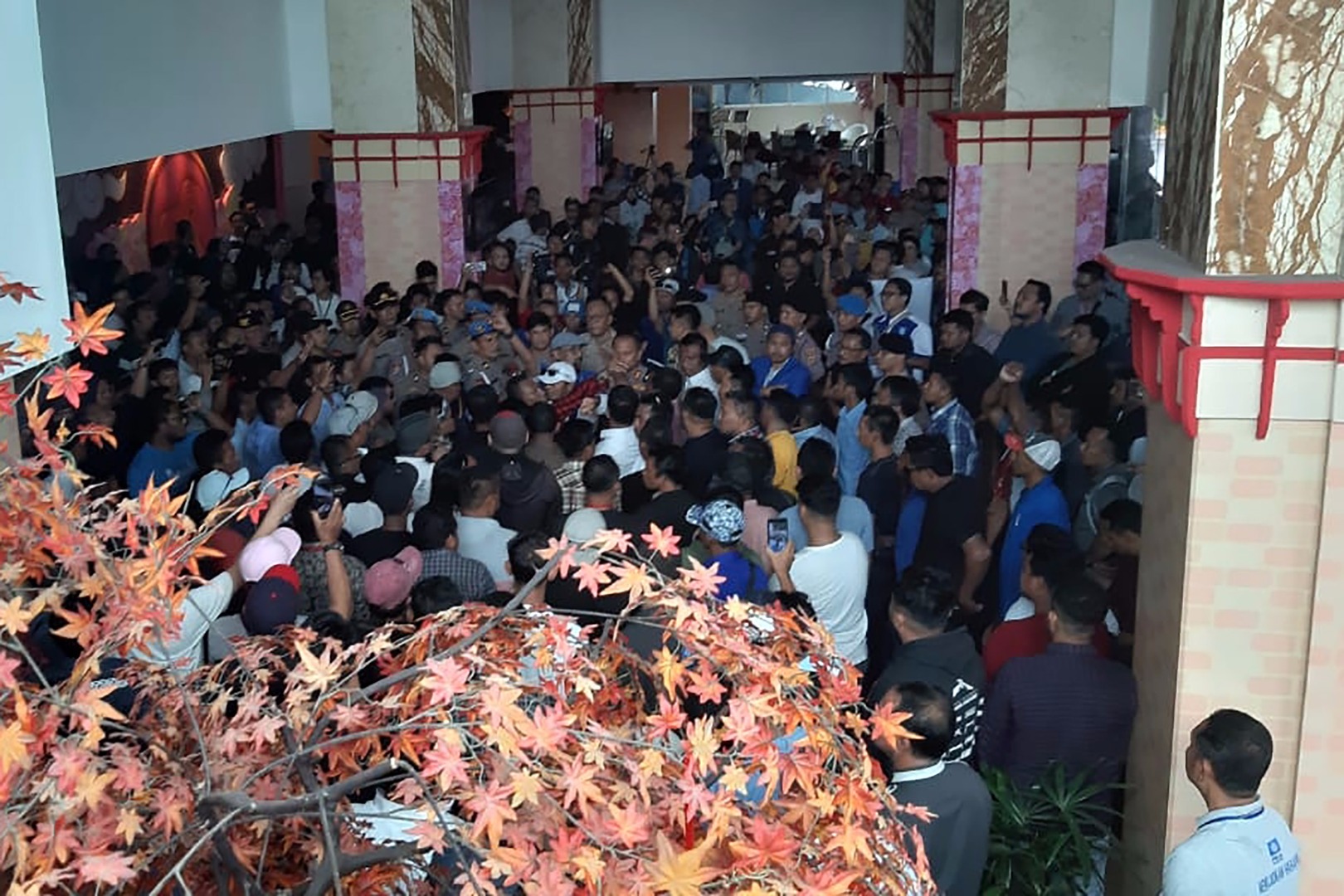  Kericuhan di lokasi Kongres V PAN di Kendari, Sulawesi Tenggara, Senin (10/2/2020).