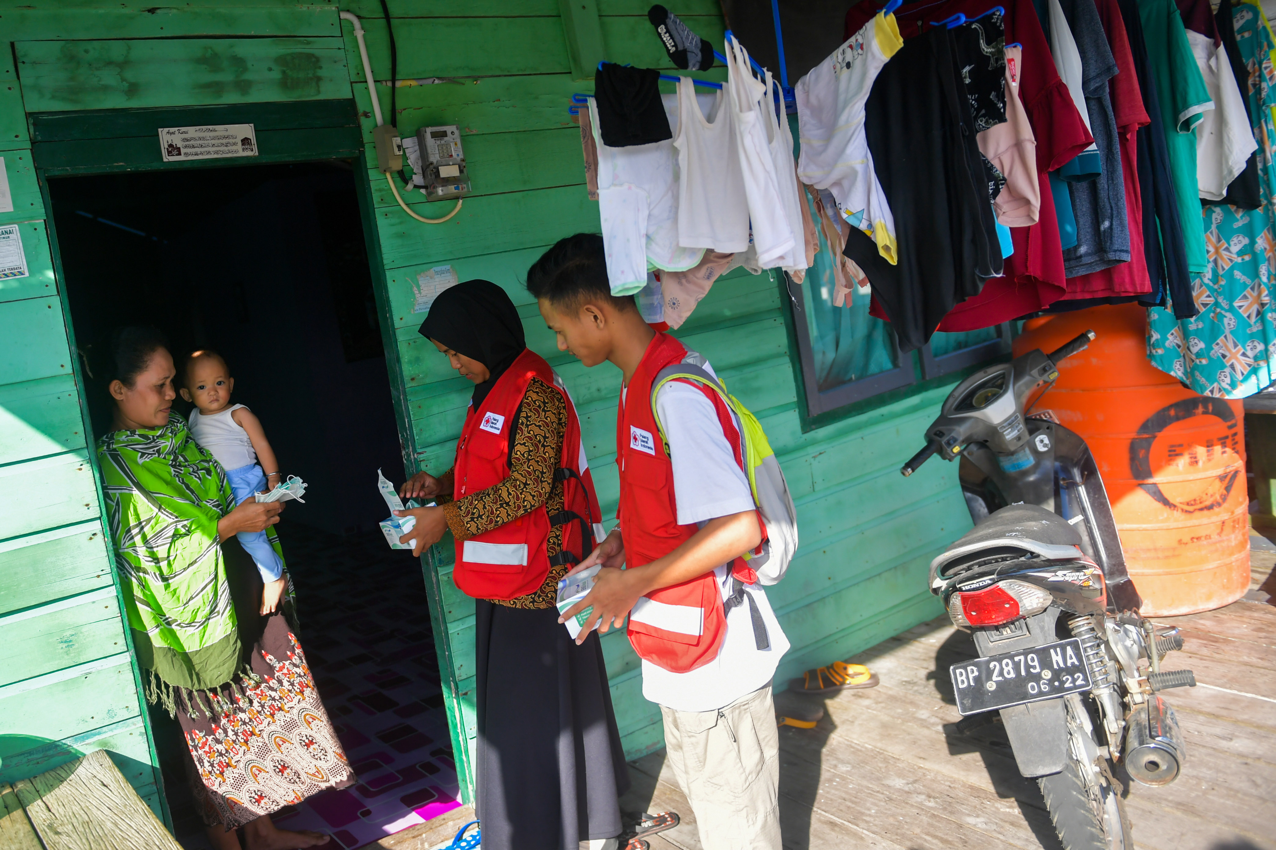 Anggota PMI membagikan masker pada warga saat sosialisasi pencegahan virus Corona di Kota Tua Penagi, Ranai, Natuna, Kamis (6/2/2020).