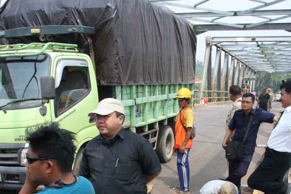 Sejumlah petugas dari Dirjen Bina Marga, Kementerian PU nampak tengah melakukan tes beban pada Jembatan Bajarum.