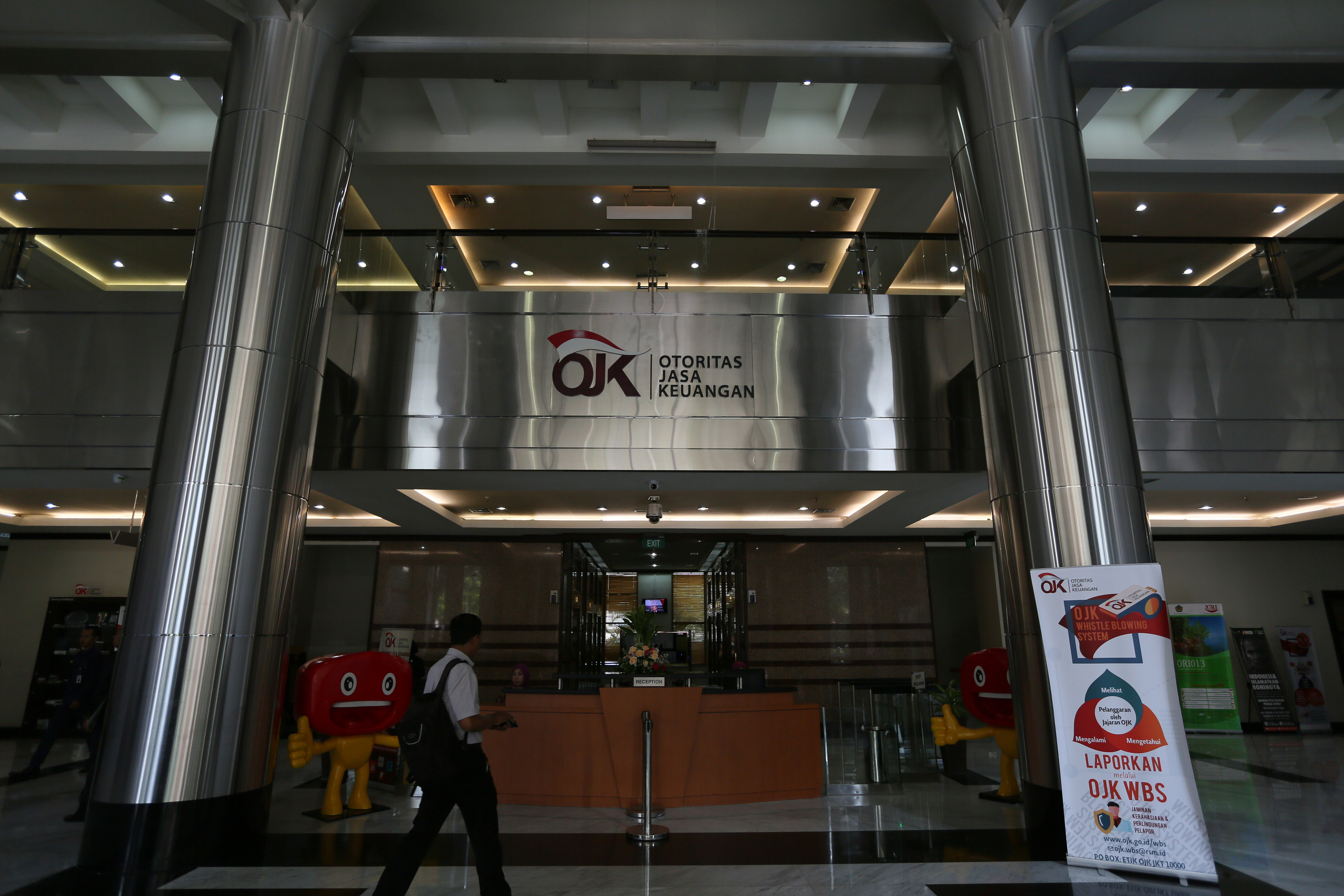 Aktifitas di Kantor Pusat Otoritas Jasa Keuangan (OJK) Gedung Soemitro Djojohadikusumo. Jl. Lapangan Banteng Timur 2-4. Jakarta Pusat .