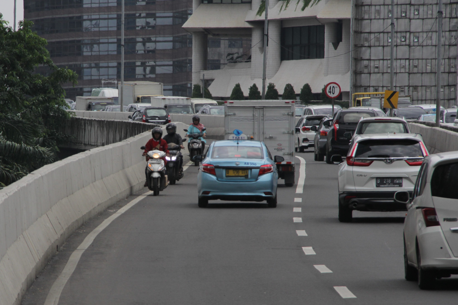 Sejumlah pengendara sepeda motor nekat memutar balik untuk menghindari razia polisi di Jalan Raya Non Tol Casablanca arah Tanah Abang.