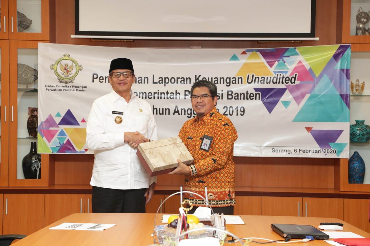 Gubernur Banten Wahidin Halim serahkan LKPD ke Kepala BPK RI Perwakilan Banten Agus Khotib 