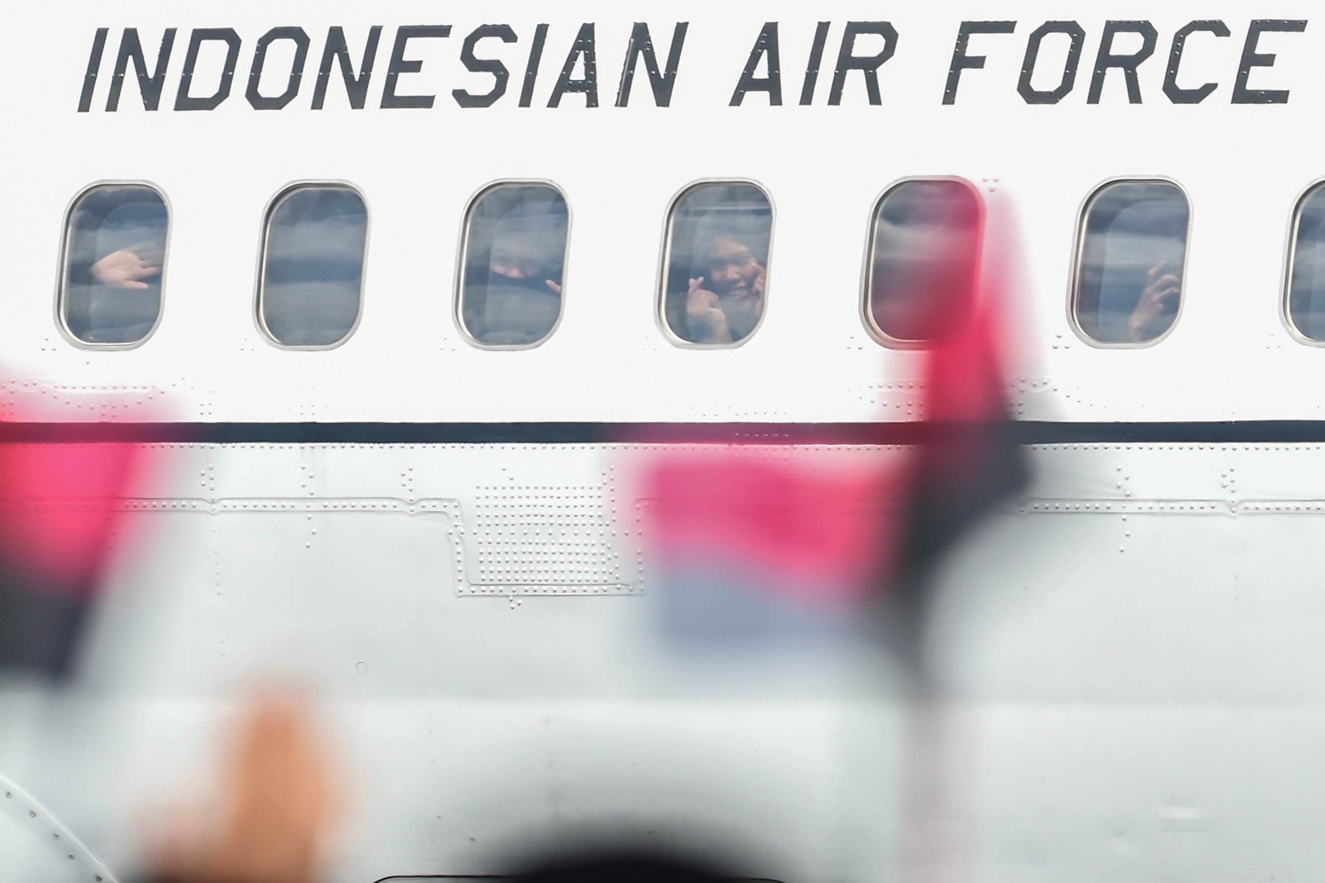 Warga yang diberangkatkan setelah masa observasi di Pulau Natuna.