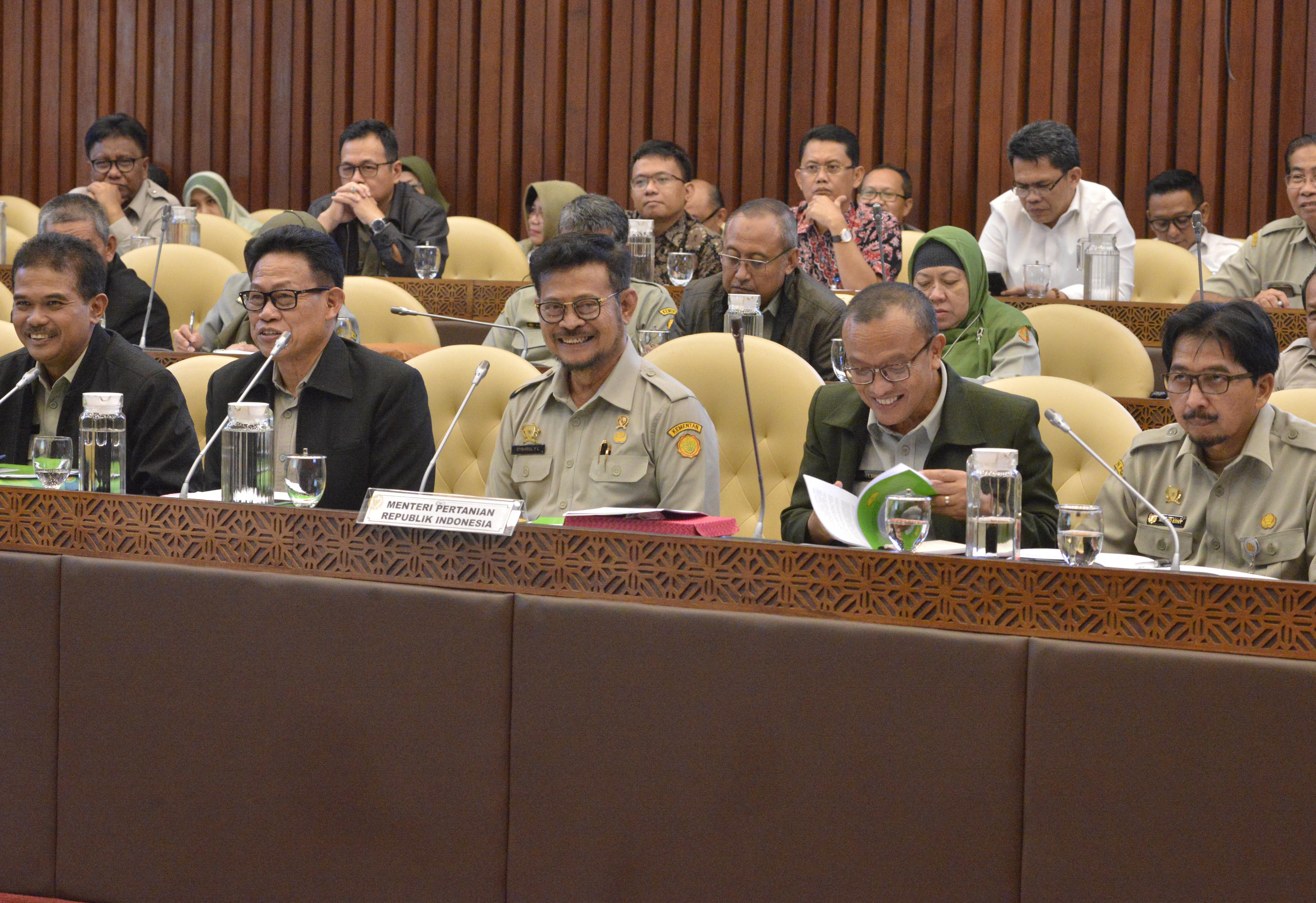 Menteri Pertanian Syahrul Yasin Limpo (tengah) bersama jajarannya melakukan rapat kerja lanjutan dengan Komisi IV DPR di Gedung Nusantara.