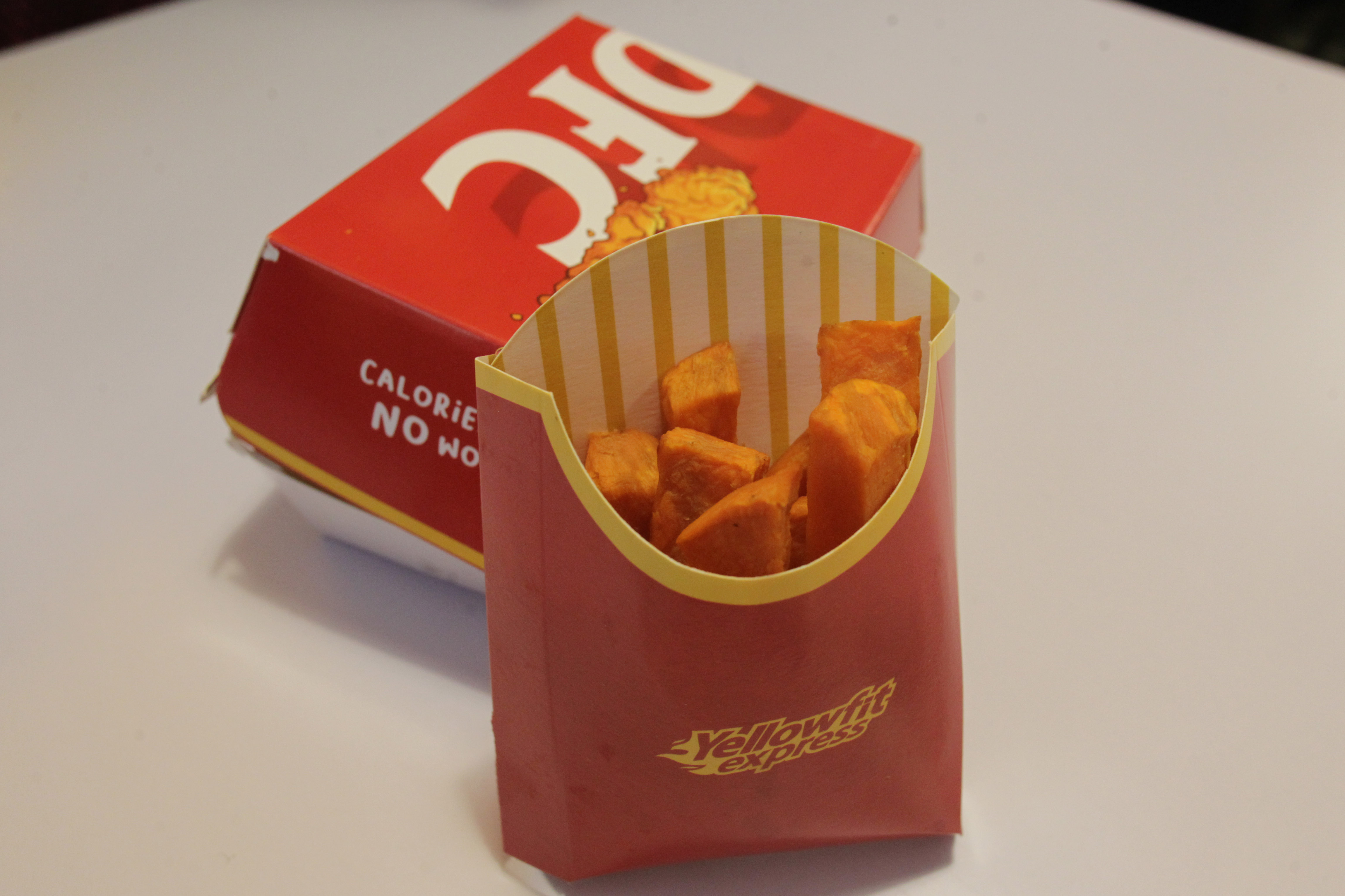 Menu diet fast food dari Yellow Fit Express, seperti Diet Fried Chicken (DFC), Pizza Fit, Burger Slim, dan Baked Sweet Potato Fries.