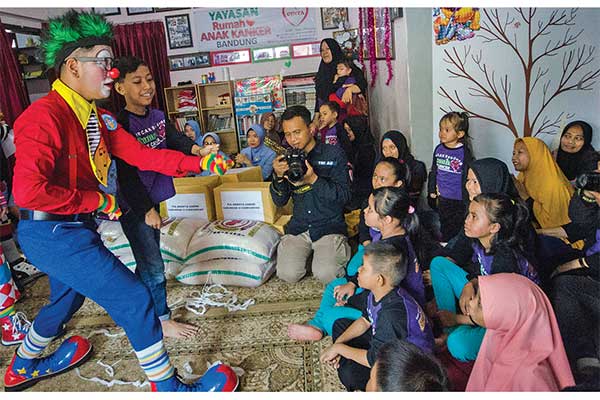 Kelompok Badut Necis menghibur anak-anak penderita kanker di Yayasan Rumah Cinta Kanker Anak, Bandung, Jawa Barat, kemarin.