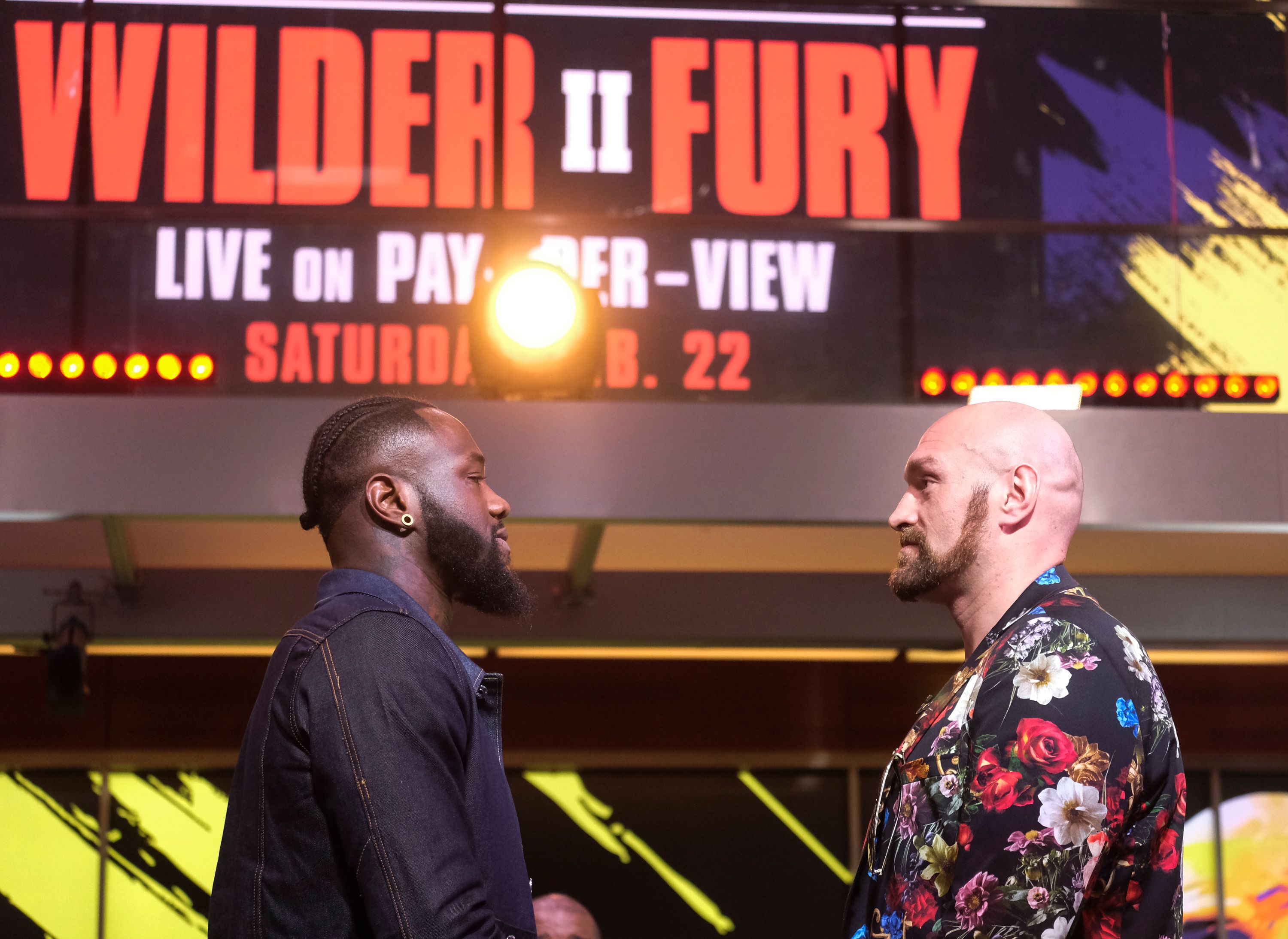 Deontay Wilder (kiri) berhadapan dengan Tyson Fury di acara konferensi pers tarung ulang antara keduanya.