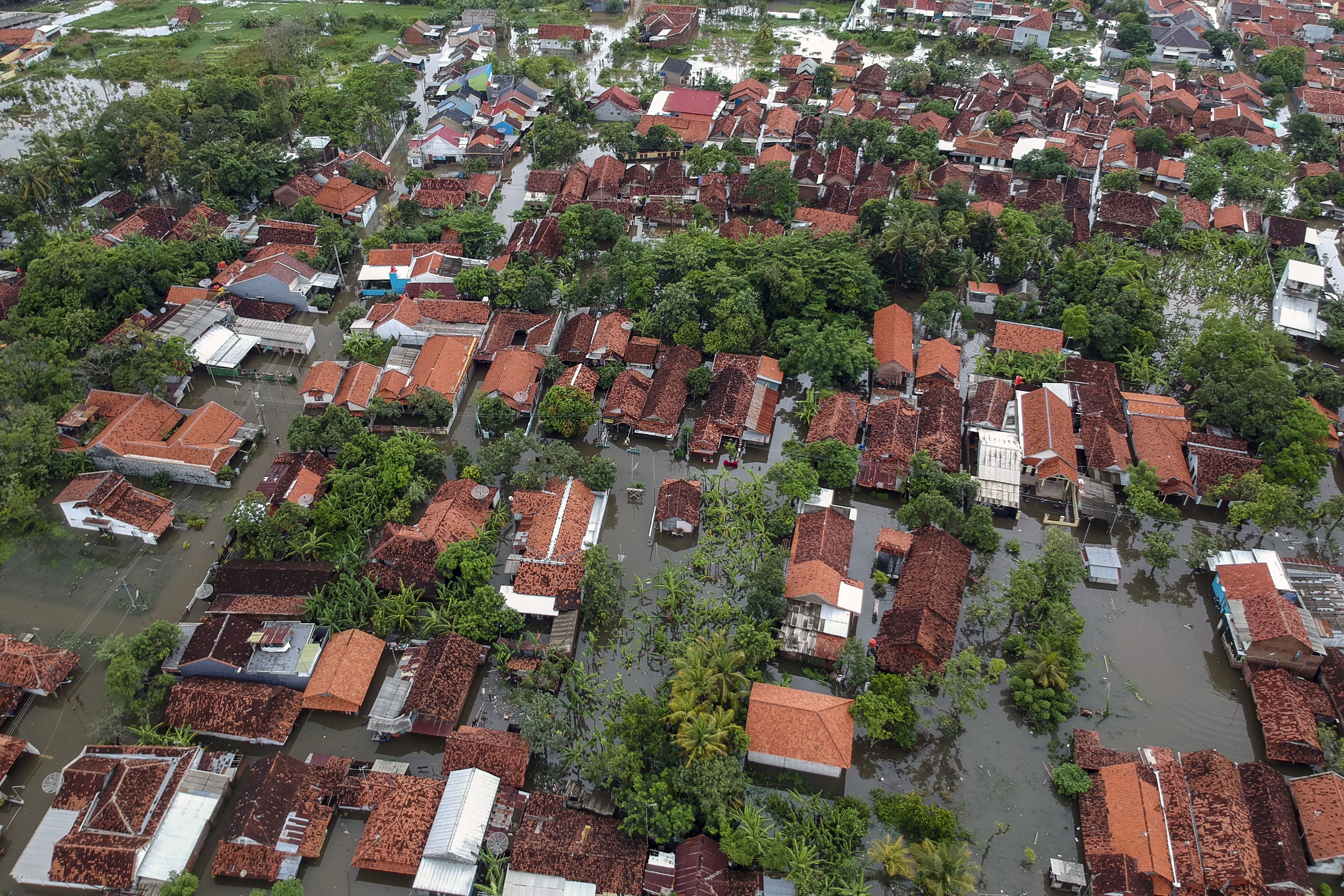 Foto udara kondisi wilayah Pekalongan terdampak banjir di Pekalongan, Jawa Tengah, Senin (24/2/2020).