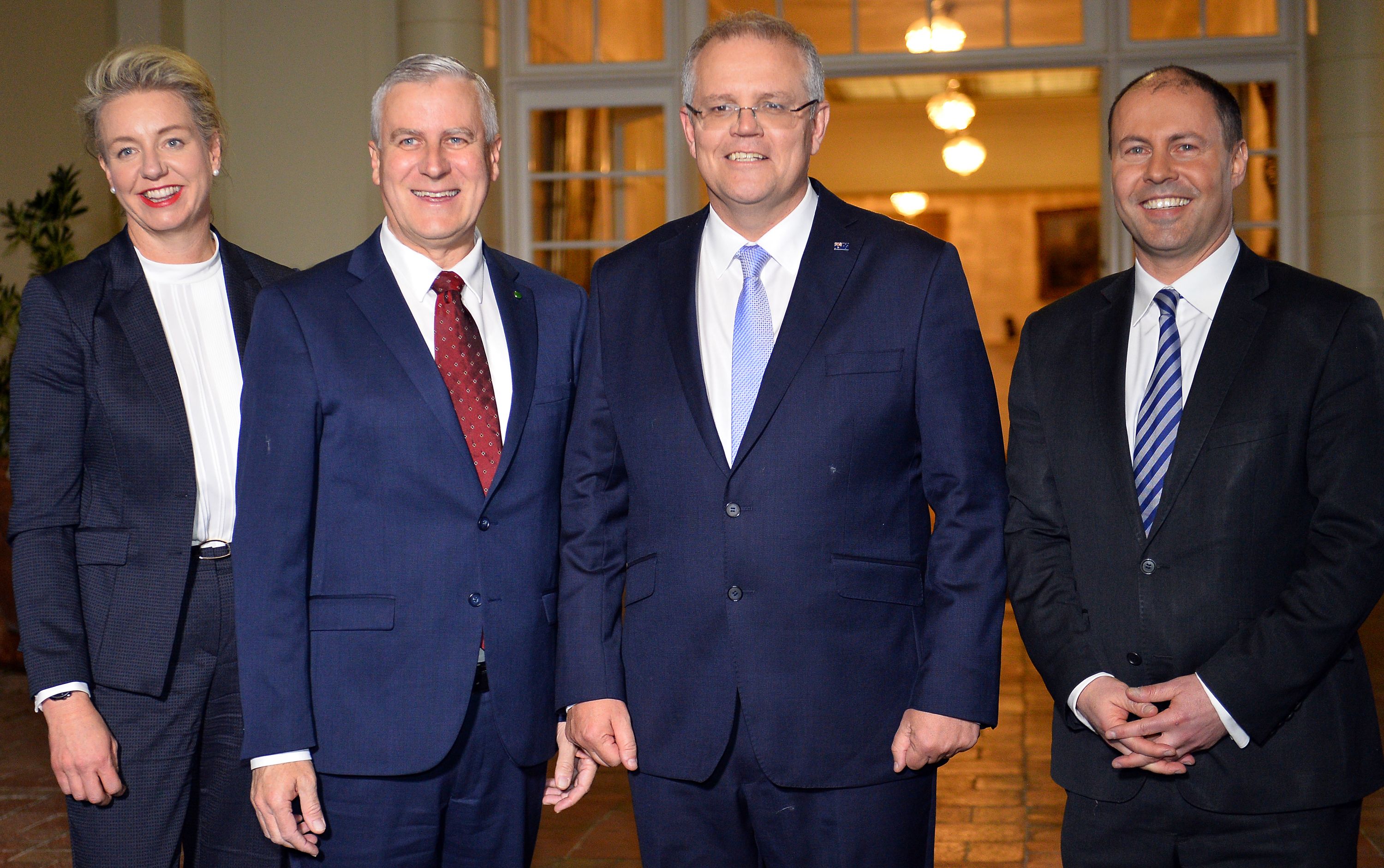  Perdana Menter Australia, Scott Morrison (kedua dari kanan) berpose dengan Bridget McKenzie (kiri).