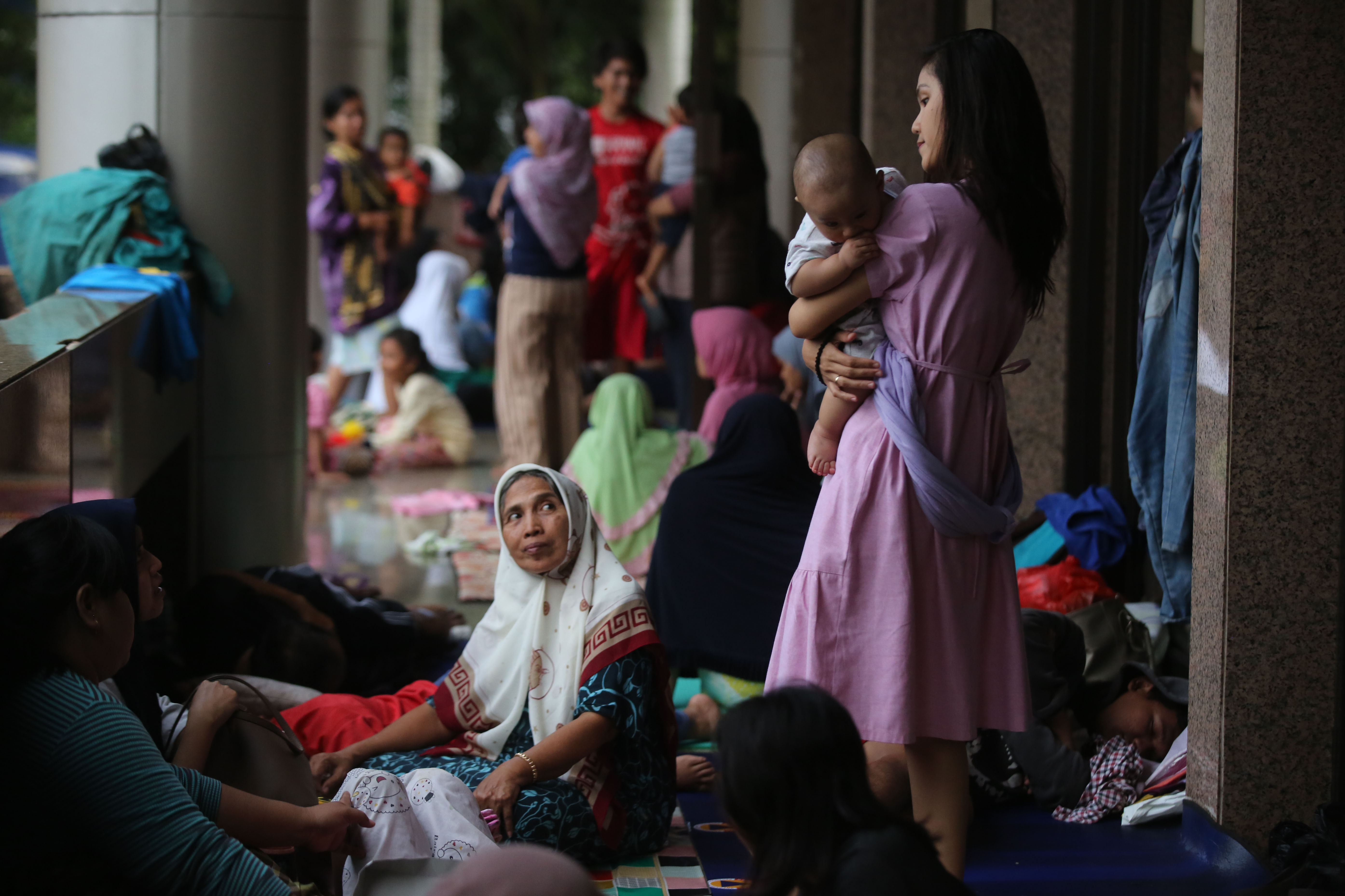 Warga korban banjir mengungsi di Masjid Universitas Borobudur, Jakarta.