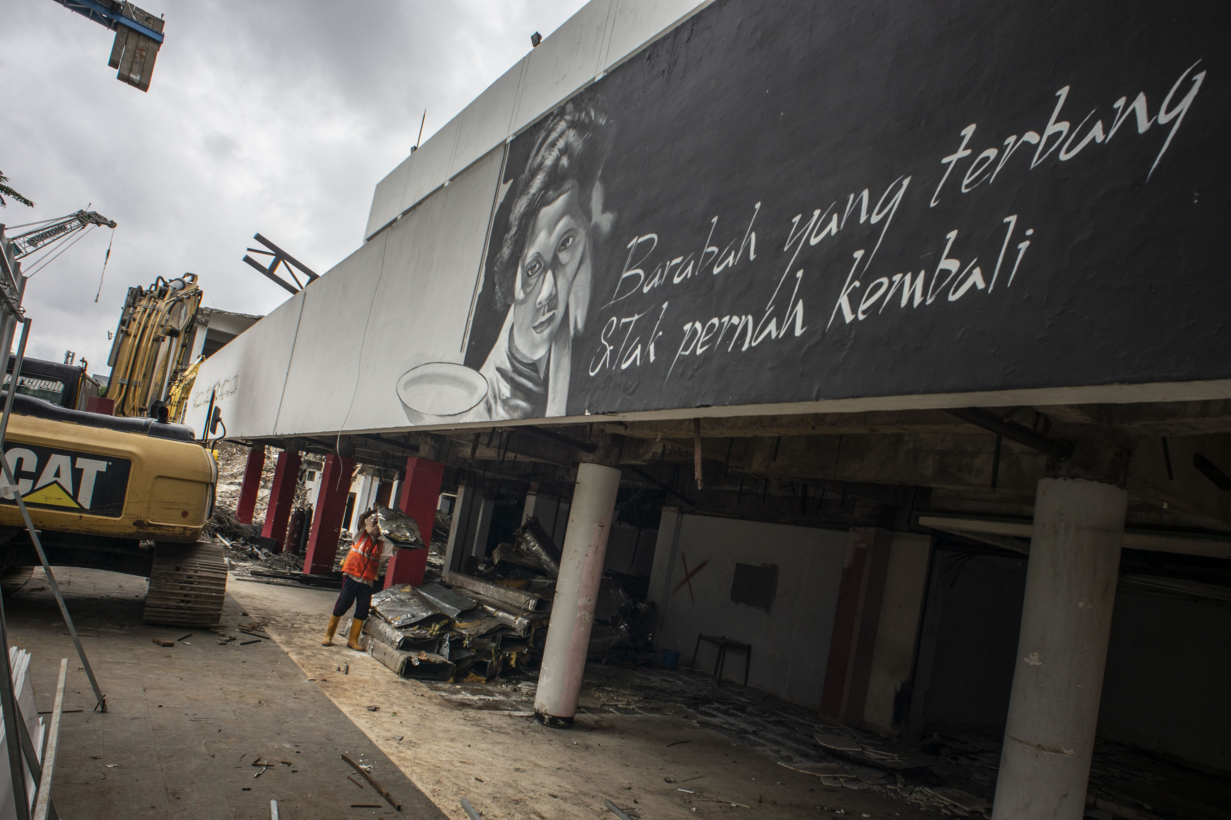 Pekerja beraktivitas di lokasi proyek revitalisasi kawasan Taman Ismail Marzuki (TIM) di Jakarta.