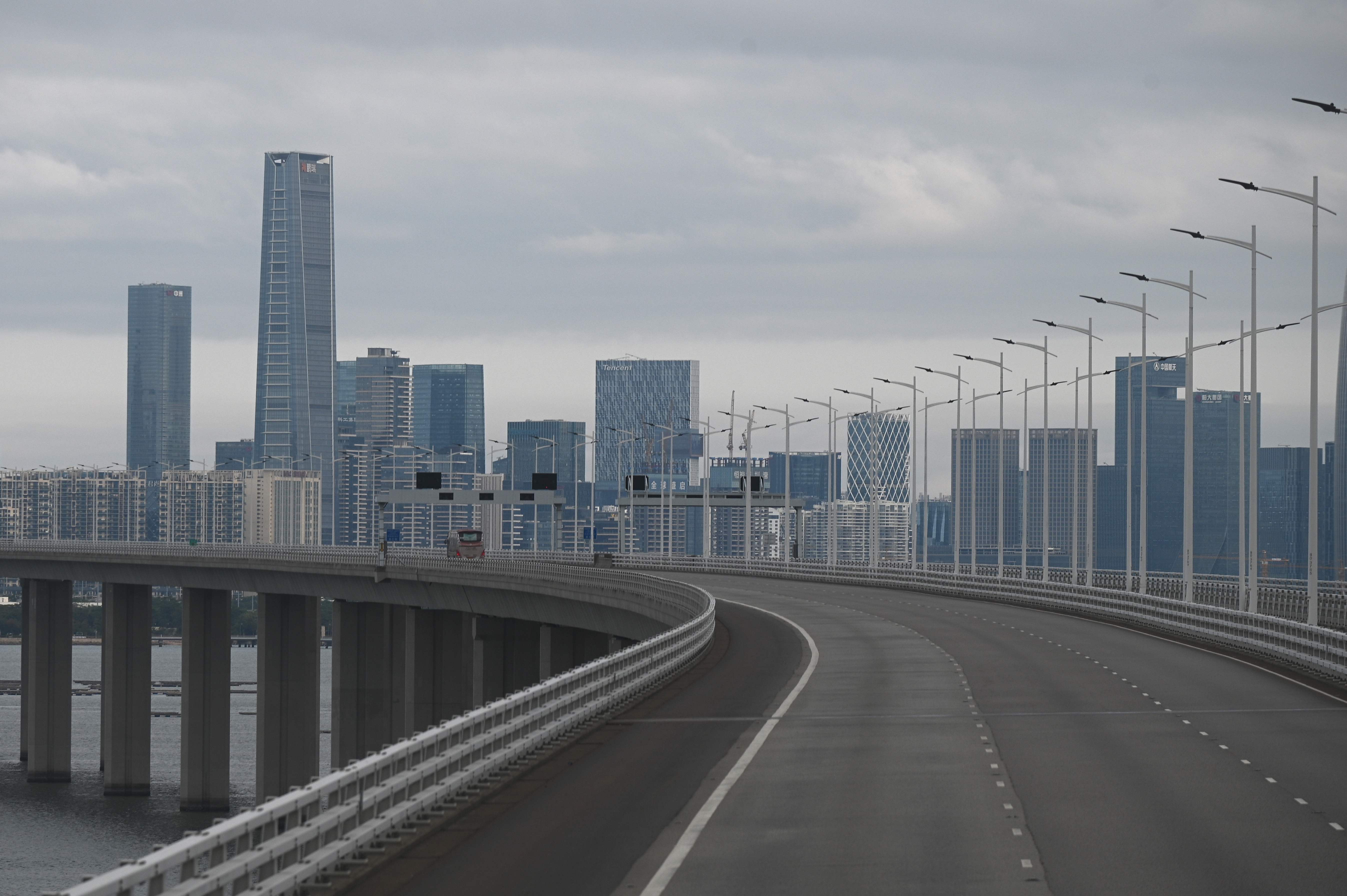 Suasana jembatan Shenzhen Bay Hong Kong, Sabtu (8/2/2020). Biasanya jembatan ini dipadati kendaraan. Sejak wabah korona Hong Kong sepi.   