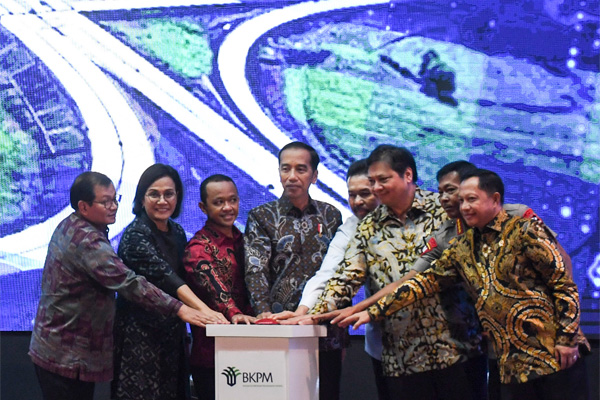 Presiden Joko Widodo bersama (dari kiri) Seskab Pramono Anung, Menkeu Sri Mulyani, Kepala BKPM Bahlil Lahadalia, Jaksa Agung ST Burhanuddin.