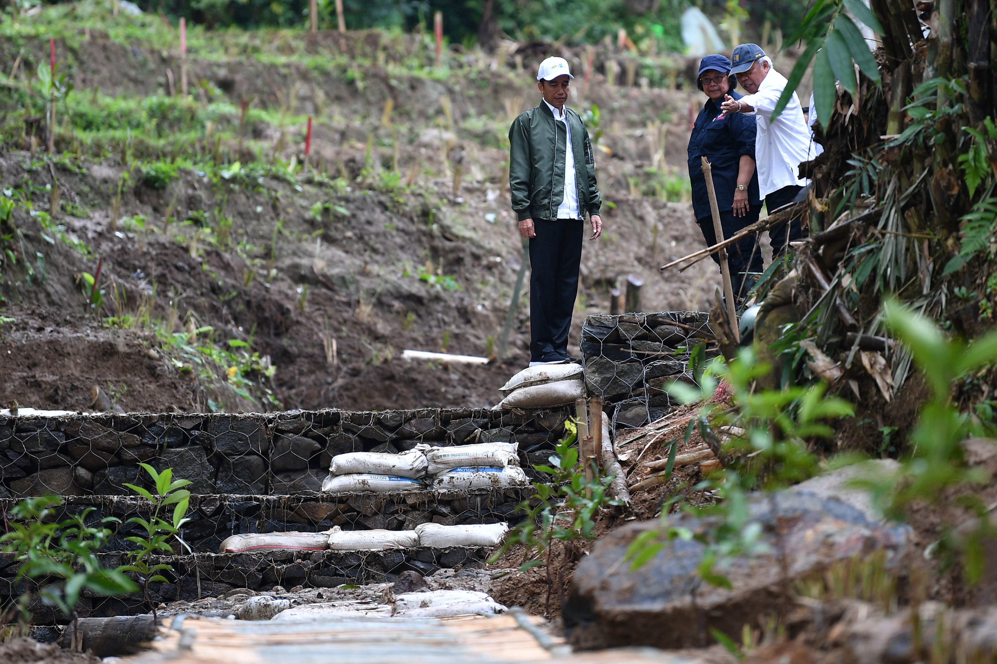 Presiden Joko Widodo meninjau rehabilitasi lokasi terdampak banjir dan tanah longsor di Sukajaya, Kabupaten Bogor, Jawa Barat, hari ini.