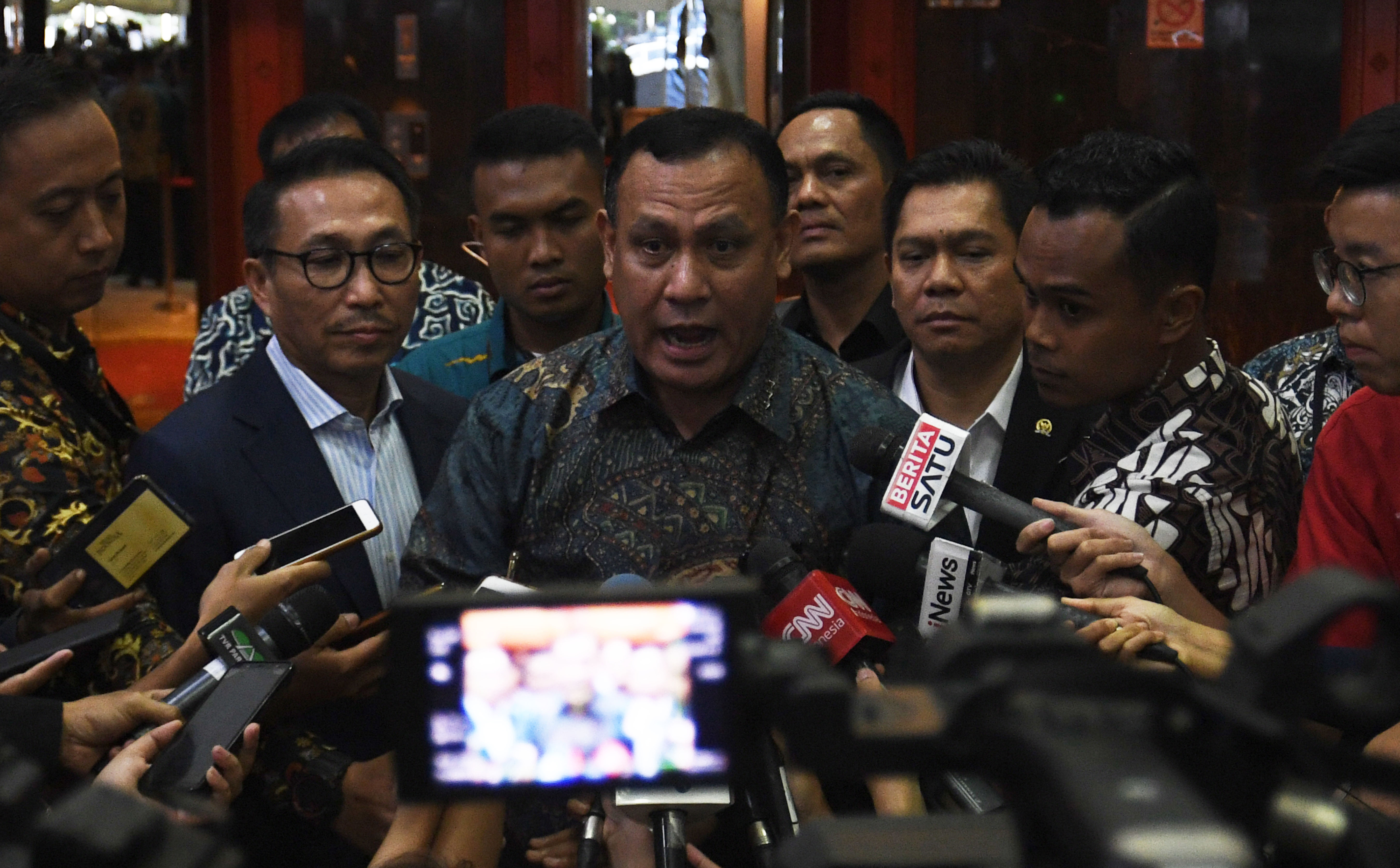 Ketua KPK Firli Bahuri (tengah)