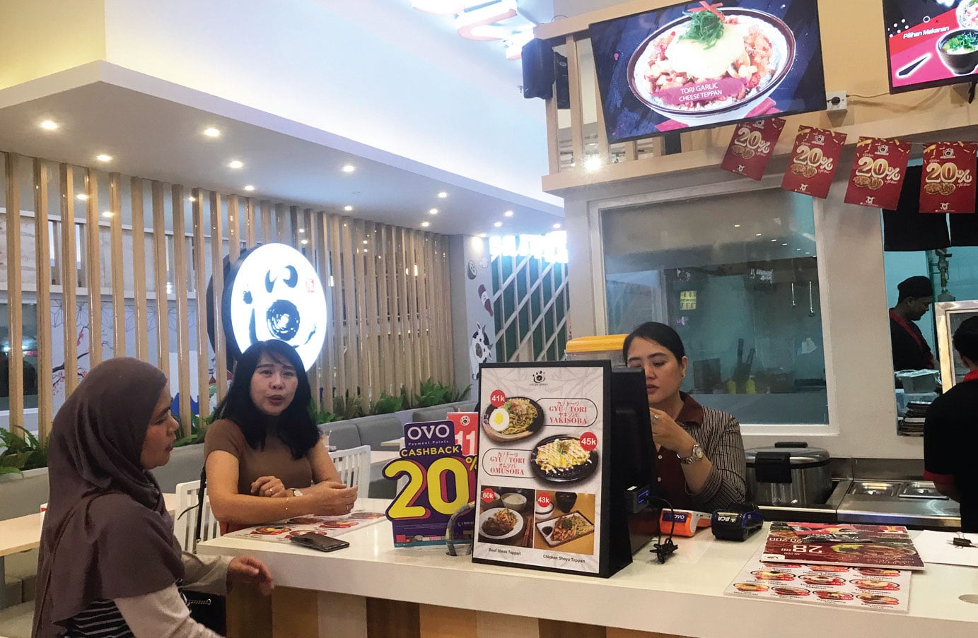 Banjir promo di momen-momen hari kasih sayang disajikan sejumlah tenant di mal-mal mulai menu restoran, sepatu, hingga jam tangan.