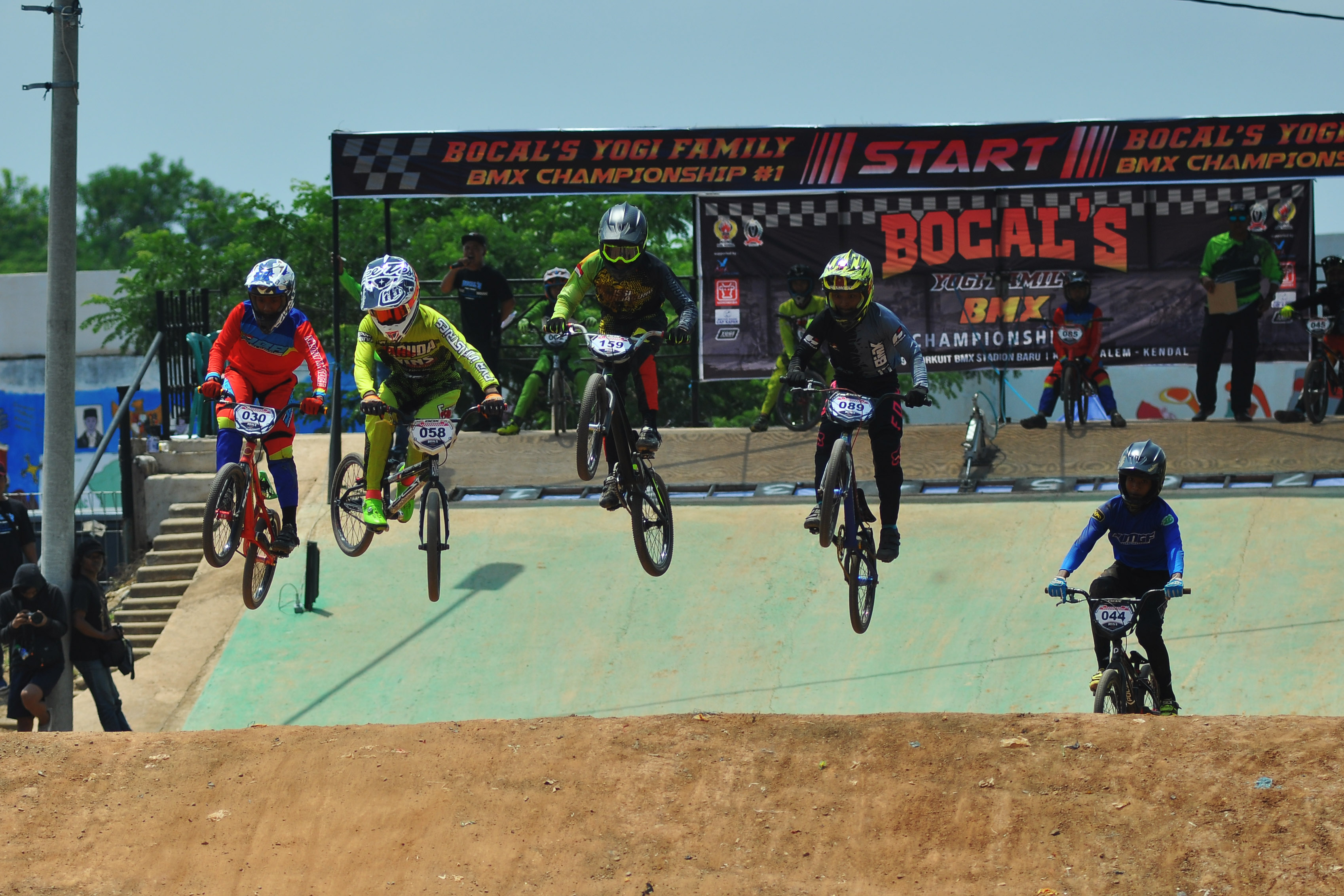 Sejumlah atlet balap sepeda BMX beradu cepat pada kejuaraan Bocal's BMX Championship 2019 di Sirkuit Kebondalem Kendal, Jawa Tengah.
