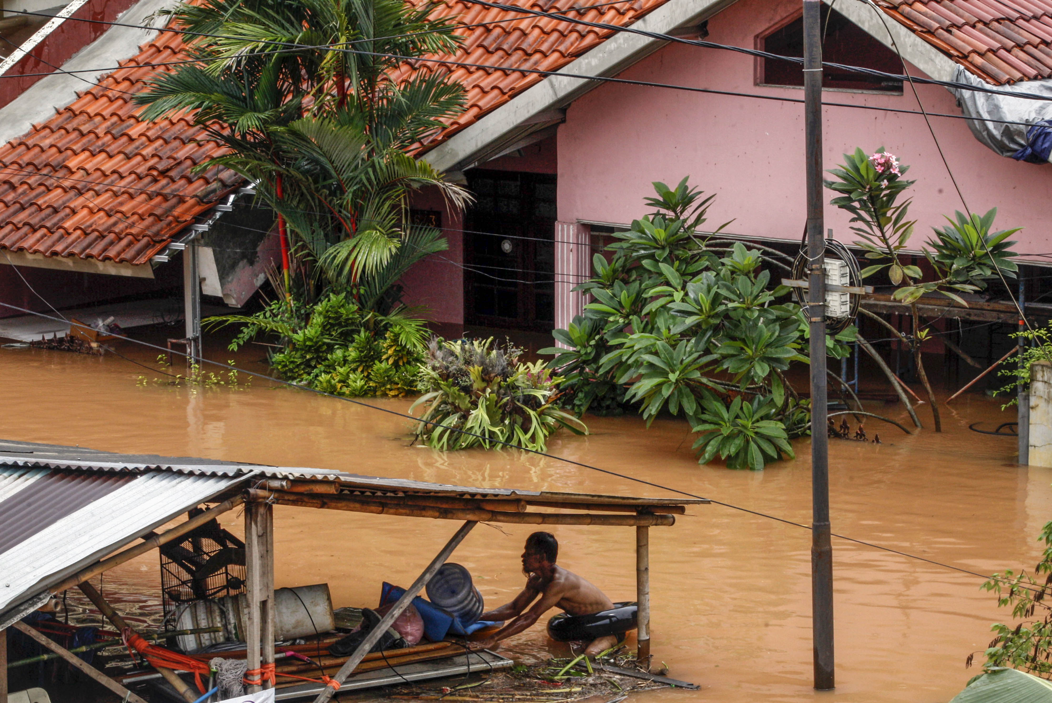 Kondisi banjir parah di Perumahan Bumi Naseo Indah, Jati Asih, Bekasi, Jawa Barat.