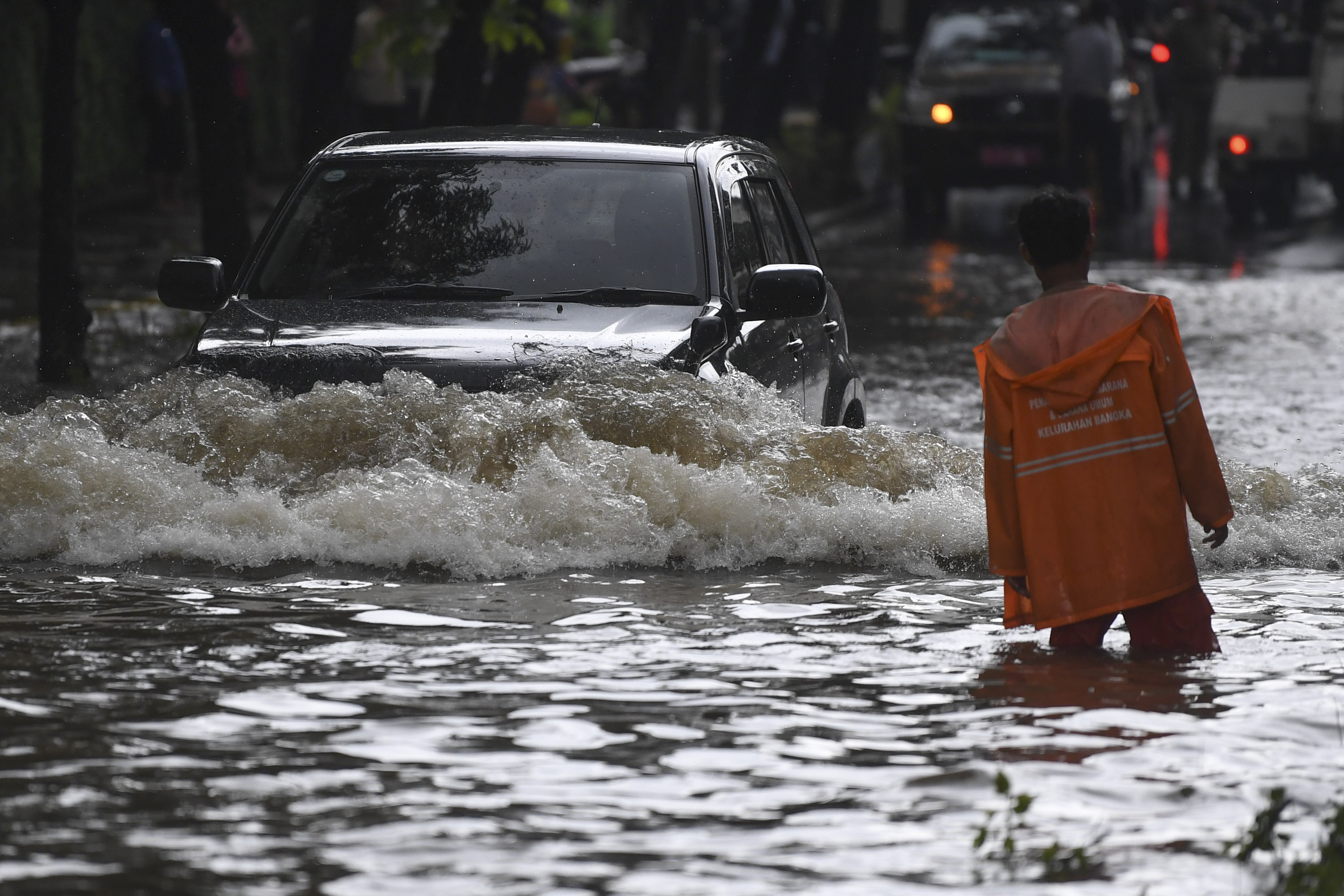 Pengendara mobil melintasi banjir di kawasan Kemang Raya, Jakarta, Selasa (25/2/2020).