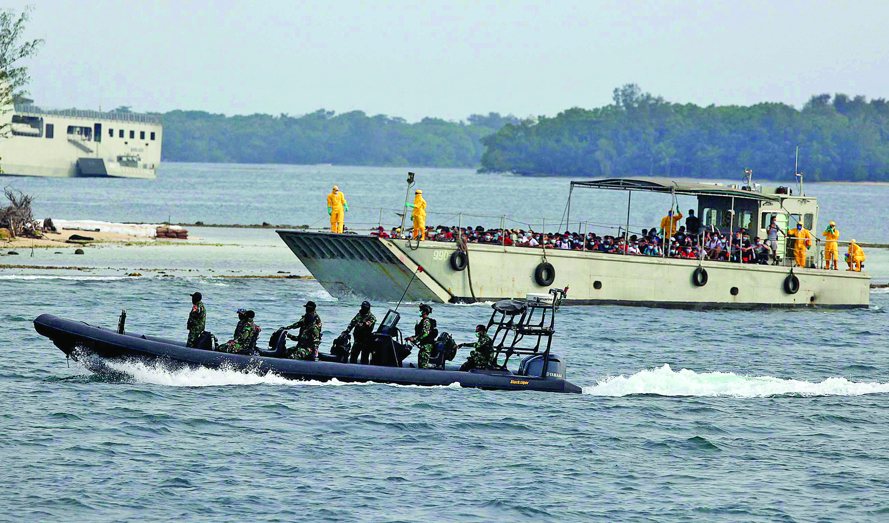 Landing craft utility (LCU) KRI dr Soeharso mengangkut 188 WNI kru kapal World Dream yang akan diobservasi di Pulau Sebaru Kecil.