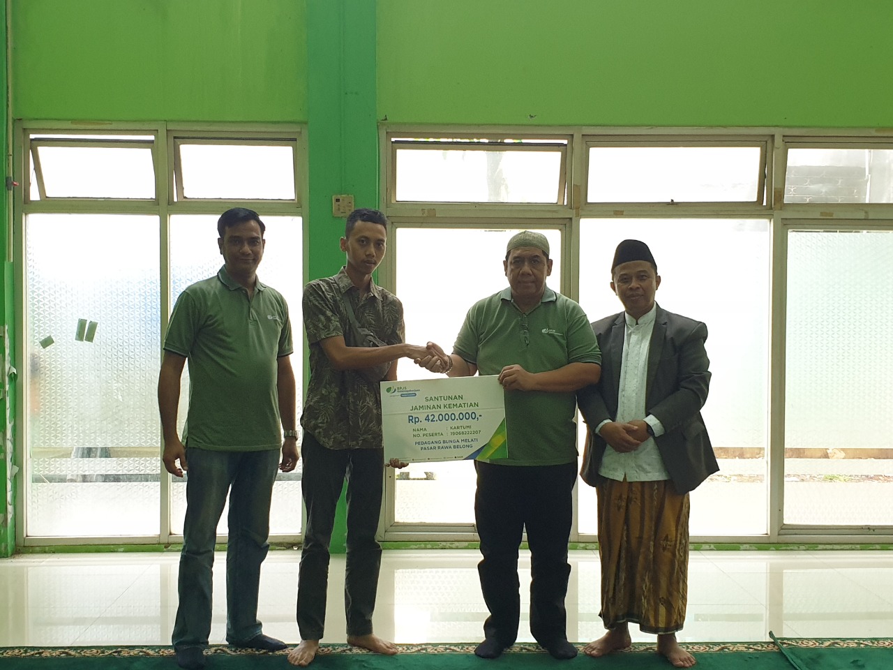 Acara pembertian santunan program jaminan kematian (JKM) sebesar Rp42 juta kepada Dedi, ahli waris almarhumah Kartumi.