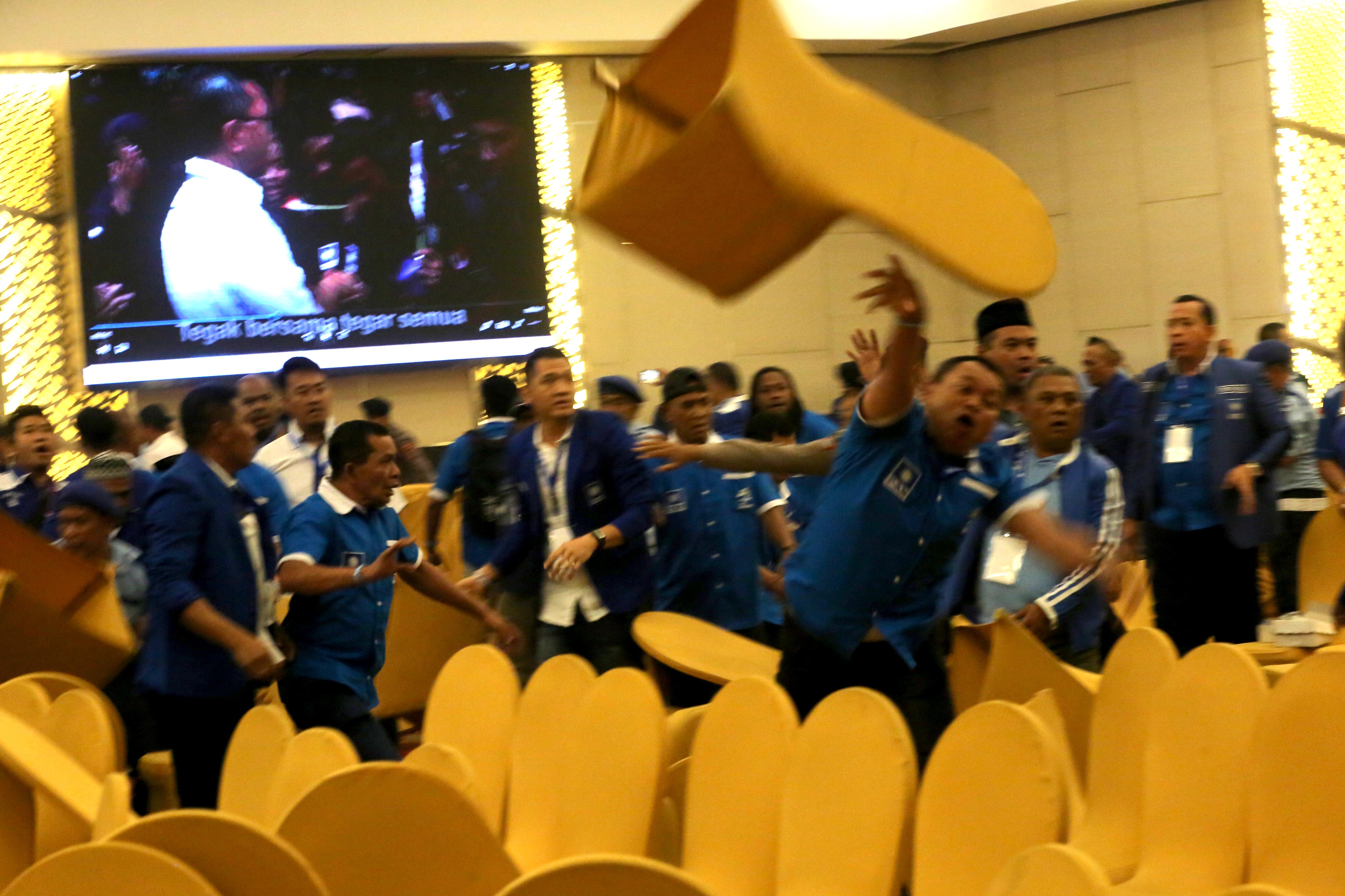 Kongres PAN ricuh, saling lempar kursi