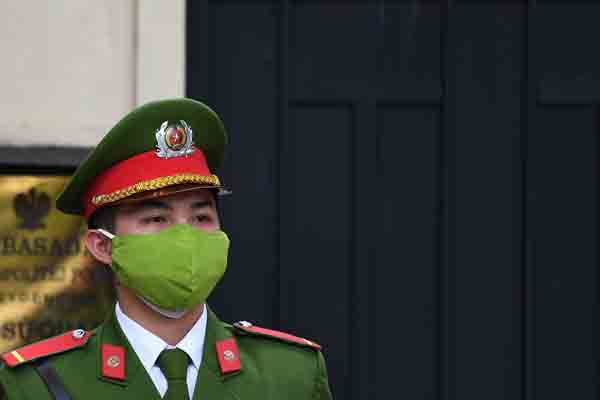 Polisi Tiongkok menggenakan masker saat bertugas. 